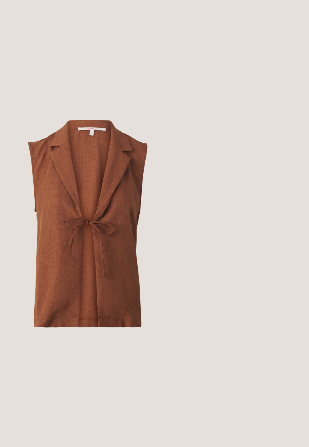 Braune ärmellose Bluse mit kragenförmigem Ausschnitt, vorderer Schleifenverschlus und einem strukturierten Leinenstoff. Einfaches und tailliertes Design.; Weißes Baumwollkleid mit Rundhalsausschnitt, kurzen Ärmeln, strukturierten Mustern und einem gestuften Design mit Spitzenbesatz am Saum.; Braune Mule-Sandale mit offenem Zehenbereich, geflochtenem Lederobermaterial und mittelhohem, konisch zulaufendem Absatz auf weißem Hintergrund.; Schildpatt-Sonnenbrille mit einer vintage Katzenaugenform, verlaufenden braunen Gläsern und einer glatten, glänzenden Oberfläche an Rahmen und Bügel.; Goldene Creolen mit einer glatten, polierten Oberfläche. Abgerundete Form, mittlere Größe, ausgestattet mit einem sicheren Verschlussmechanismus.; Brauner Leder-Gürtel mit zwei kreisförmigen goldfarbenen Schnallen, glatter Textur und minimalistischem Design. Länge und Breite variieren.