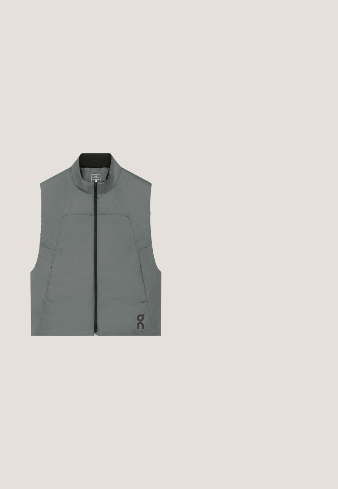 Gilet sans manches gris avec fermeture éclair à l'avant, col montant et petit logo noir en bas à gauche.; Maillot de cyclisme à manches courtes en tissu noir et lisse. Il possède une fermeture éclair à l'avant et le logo "OAKLEY" imprimé en blanc sur le côté gauche.; Shorts de sport noirs avec une taille élastique, un ourlet droit et un tissu lisse, présentés sur un fond clair uni.; Baskets de sport noires avec un dessus texturé et des accents réfléchissants, dotées d'une semelle rembourrée et d'une semelle extérieure proéminente pour une meilleure traction.; Lunettes de soleil de sport enveloppantes avec un seul verre teinté foncé et une épaisse monture grise incurvée, conçues pour une utilisation en extérieur.; Ceinture en tissu noir enroulée avec une boucle rectangulaire noire mate portant un logo embossé subtil sur un fond clair uni.