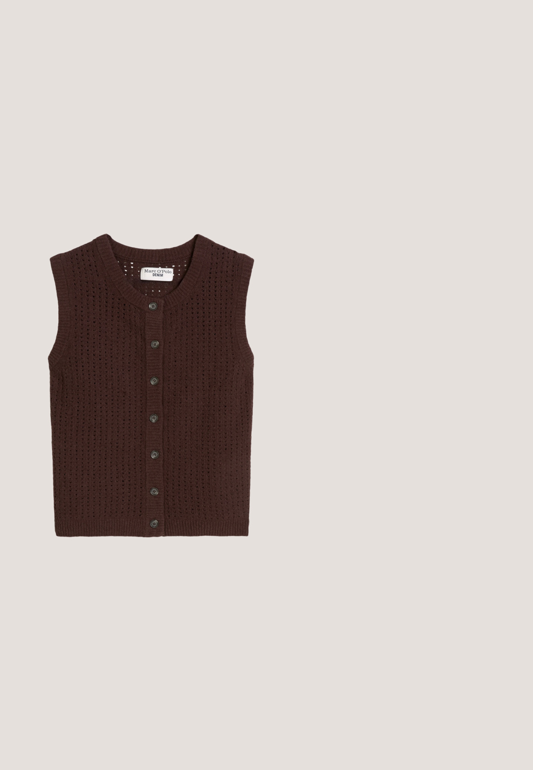 Bruine mouwloze gebreide cardigan met ronde hals en knoopsluiting aan de voorkant, met een klein ajourpatroon over het hele kledingstuk.; Zwarte linnen korte mouwen overhemd met een button-down voorkant, voorzien van een enkele borstzak en contrasterende knoopkleuren.; Donkerbruine culottes met wijde pijpen, voorplooien, zijzakken, een tailleband met knoopsluiting en een zoom die halverwege de kuit valt.; Bruine lederen teenslipper met brede band en twee goudkleurige klinknagels op een zwarte zool, zijaanzicht op witte achtergrond.; Rechthoekige bruine zonnebril met dunne gouden metalen montuur en armen met een schildpadmotief op een witte achtergrond.; Zachte bruine suède schoudertas met een enkele riem en zilverkleurige metalen accenten op een effen lichte achtergrond.