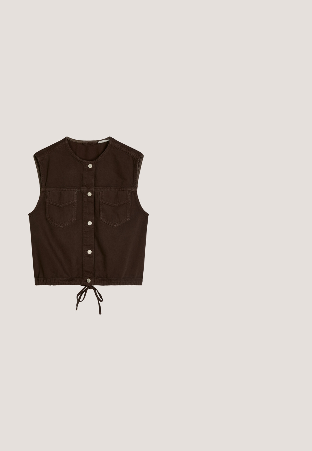 Mouwloos donkerbruin knoopvest met twee borstzakken en een tunnelkoord aan de zoom, gemaakt van stevig stof.; Blauw-witte geruite blouse met lange mouwen, een geplooide taille, gerimpelde manchetten, een peplumzoom en een beige geruite striknek.; Lichtblauwe denim jeans met een lichte uitlopende pijp aan de onderkant, voorzijde met knoop- en ritssluiting en voorzakken.; Lichtroze suède sneakers met witte strepen en veters, voorzien van een gestructureerde tong en een gumzool, geplaatst op een blauwe tapijt.; Kleine bruine leren rugzak met een voorvak met rits en een ronde handgreep, weergegeven tegen een witte achtergrond.; Zes paar zilveren en groene stekers en creolen oorbellen, gerangschikt in twee verticale kolommen op een witte achtergrond.