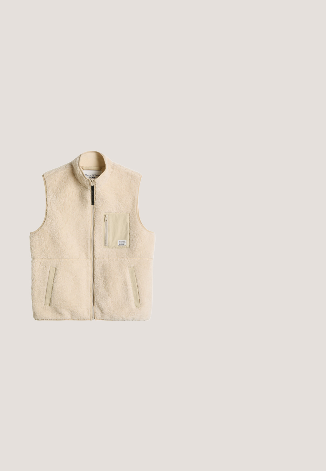 Beige mouwloze fleecevest met een ritssluiting aan de voorkant, twee zijzakken en een klein borstzakje met rits en een stoffen patch.; Crèmekleurige trui met lange mouwen en ronde hals, met een klein rechthoekig logo op de linkerborst en geribde manchetten.; Wit T-shirt met korte mouwen met een kaartontwerp met Japanse bezienswaardigheden, oranje tekst en zwarte lijntekeningen aan de voorkant.; Lichtblauwe denim wijde jeans met een knoopsluiting, vijf zakken en recht afgesneden benen. Zachte textuur, minimale vervaging en nette stiksels.; Lage sneaker in off-white met vetersluiting, textuurdetails op het paneel en een dikke witte rubberen zool.; Beige nylon sporttas met zwarte accenten, voorzien van een Noorwegen-vlagpatch en logo. Inclusief dubbele handgrepen en een verstelbare schouderriem.