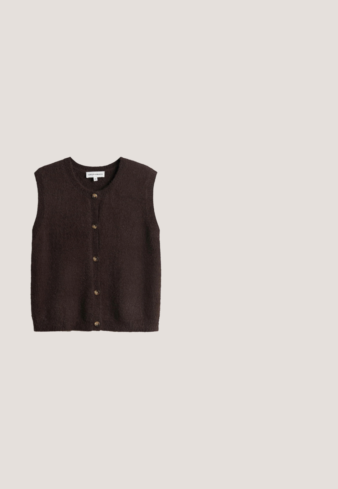 Donkerbruine mouwloze zachte cardigan met vijf knopen aan de voorkant en een ronde hals, maat 34.; Bruine, strakke coltrui met lange mouwen, gladde textuur en zonder zichtbare patronen of versieringen.; Bruine wijde broek met verticale krijtstrepen, met een hoge taille, geplooide voorkant en een gladde textuur. Geen zichtbare sluitingen of zakken.; Bruine suède loafer met dikke bontvoering en zwarte robuuste zool, ontworpen voor warmte en casual comfort.; Ovale zonnebril met tortoise (schildpad) patroon en donkere glazen, van voren bekeken tegen een effen witte achtergrond.; Bruine suède handtas met korte handvatten, een gespsluiting en gestikte details. Heeft een effen ontwerp zonder zichtbare patronen.