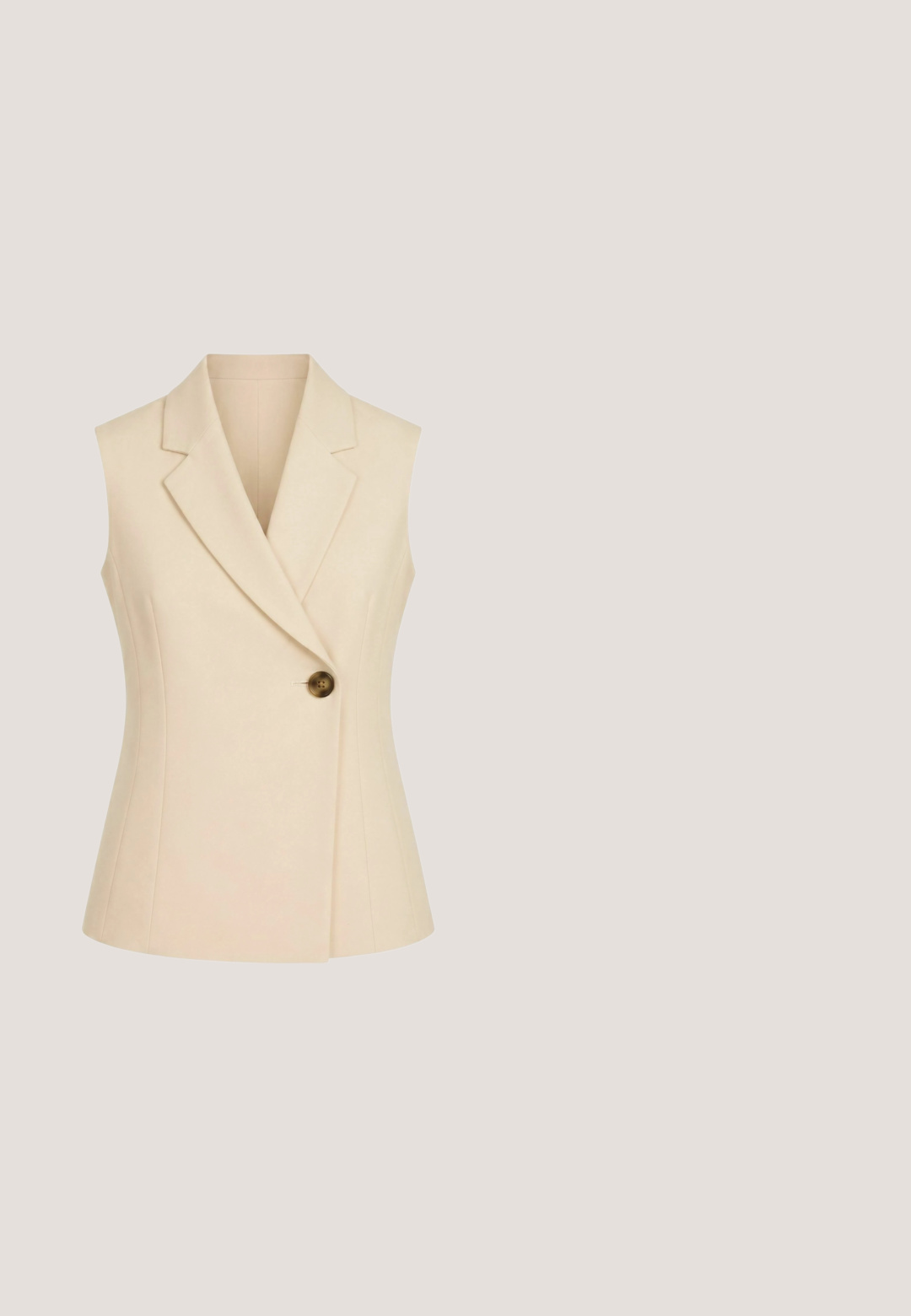 Ærmeløs beige blazer med hakket revers og en enkelt stor brun knaplukning i taljen.; Hvid V-hals t-shirt med korte pufærmer. Fremstillet af blødt stof, den har en glat, struktureret overflade og en afslappet pasform.; Krèmefarvede lige bukser med en tætsiddende talje og skjult lynlåslukning foran, præsenteret på en ensfarvet baggrund.; Hvide slingback hæle med spids tå, glat overmateriale, lav blokhæl og sideudskæringsdesign med justerbar spænderem.; Creme læder håndtaske med en buet form, der har et gyldent hardwareaccent og en justerbar skulderrem. Glat tekstur med kontrasterende syninger.; Tre-armet armbånd i guldfarvet metal med en lille sikringskæde og en glat, poleret finish, lagt fladt på en neutral baggrund.