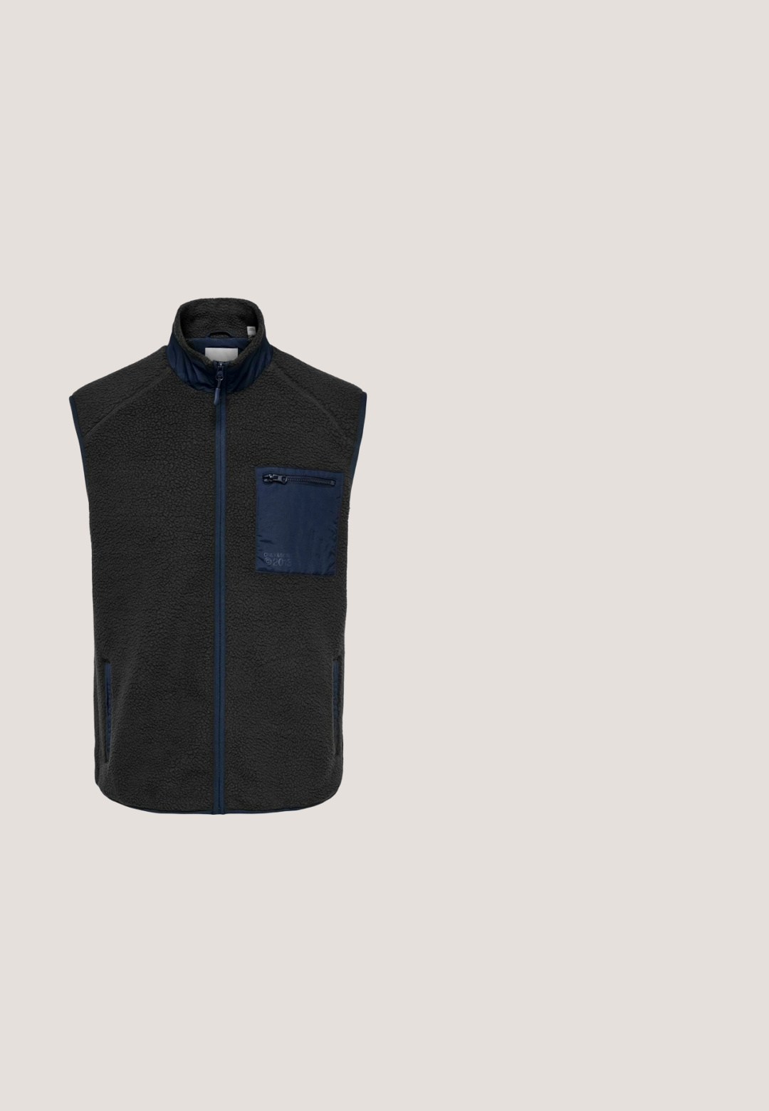 Zwarte fleece bodywarmer zonder mouwen met voorrits, hoge kraag, twee zijzakken en een blauwe borstzak met rits aan de rechterkant.; Grijze sweatshirt van zachte stof met een ronde hals, lange mouwen en geribbelde boorden en zoom voor een snug fit. Geen patronen of logo's.; Grijze katoenen t-shirt met korte mouwen, een ronde hals en een relaxte pasvorm. Gladde textuur, minimalistisch ontwerp, geen patronen of zichtbare hardware.; Grijze joggerbroek van zacht materiaal, met een elastische tailleband, taps toelopende boorden en zijvakken voor functionaliteit.; Zwart-grijze lage sneaker met witte zool, zwarte veters, mesh hiel en gelaagde synthetische bovenzijde.; Donkergroene ovale crossbodytas met gestructureerd patroon, voorvak met rits en verstelbare zwarte koordriem.