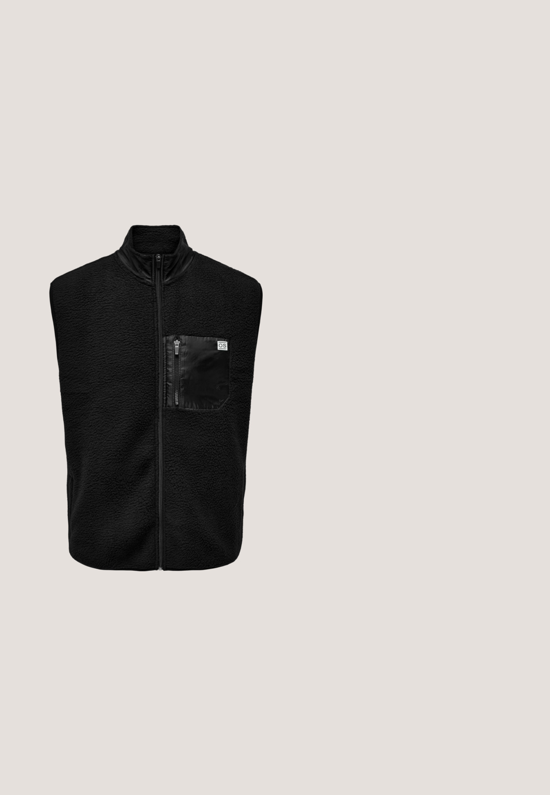 Only & Sons Weste - black; Schwarzer Pullover mit langen Ärmeln, halbem Reißverschluss am Kragen und kleinem weißen, gesticktem Schriftzug auf der linken Brust.; Schwarzes T-Shirt mit kurzen Ärmeln aus Baumwolle, mit weißem Drucktext: "JACK & JONES LUXURY INNOVATIONS" und "CRAFTED WITH EXCELLENCE."; Schwarze Cargo-Hosen aus Baumwolle mit mehreren Seitentaschen, geradem Schnitt und verstellbaren Bündchen am Saum für eine anpassbare Länge.; Schwarz-weiße Sportschuhe mit einem glatten Leder-Obermaterial, perforiertem Zehenbereich und einer weißen Gummisohle mit einem strukturierten Muster.; Schwarze Umhängetasche aus strapazierfähigem Stoff, mit Klappenverschluss, verstellbarem Tragegurt mit Branding und rechteckiger Form.