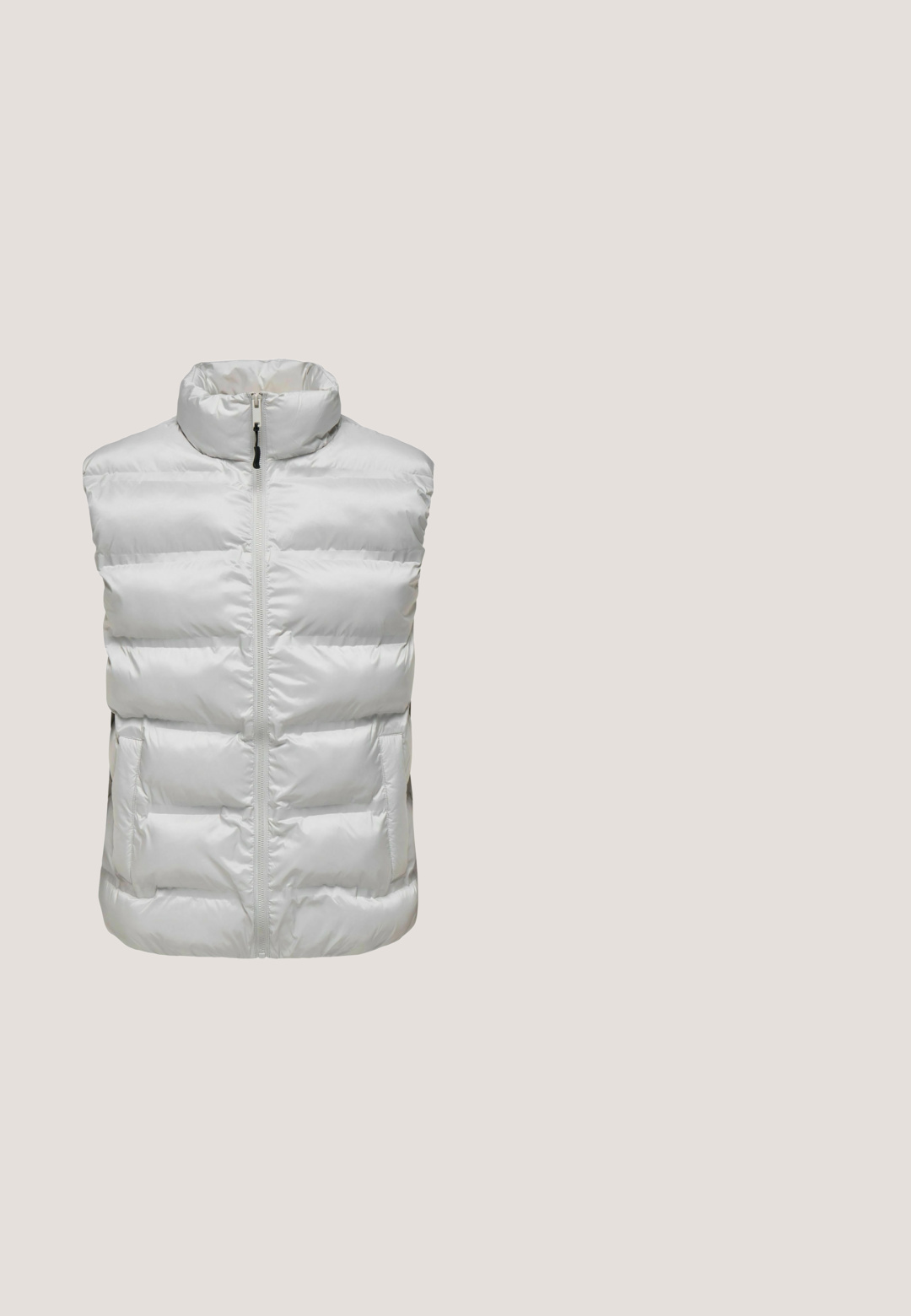 Chaleco blanco acolchado sin mangas con cuello alto y cremallera frontal, con dos bolsillos laterales y costura horizontal.; Suéter de cuello redondo de color verde claro con costillas y mangas largas, que presenta una textura de punto y un dobladillo recto. Sin patrones ni acentos visibles.; Camiseta blanca de manga larga confeccionada en algodón. Presenta un cuello redondo, corte regular y una etiqueta de marca sutil en el costado. Textura suave.; Pantalones de chándal grises hechos de una tela suave, con cinturilla ajustable, diseño de pierna recta y construcción sencilla sin bolsillos.; Zapatilla baja de color gris claro y blanco con cordones blancos, suela de goma color caramelo y la marca "Jack & Jones" en el lateral y el talón.; Pepe Jeans HOXTON SHOULDER - Bandolera - grey