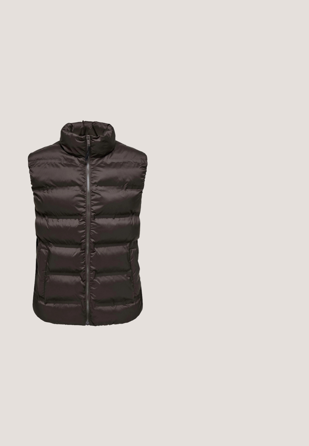 Chaleco acolchado de color marrón oscuro con cuello alto, cremallera frontal y dos bolsillos laterales. Presenta secciones acolchadas para aislamiento.; Suéter de punto marrón con escote redondo, mangas largas y una textura suave. Diseño simple sin patrones o acentos visibles.; Camisa de pana marrón con mangas largas, cuello con botones, bolsillo delantero y textura de estrías verticales. Presenta botones marrones en la parte delantera.; Pantalones marrones de pierna recta con presillas para cinturón, cierre frontal con botón y cremallera, y bolsillos laterales, exhibidos sobre un fondo blanco.; Pepe Jeans Zapatillas - brown; Bolso bandolera de cuero marrón oscuro con correa de hombro ajustable y cierre con solapa, diseño sencillo con pequeño logo en relieve en la parte frontal.