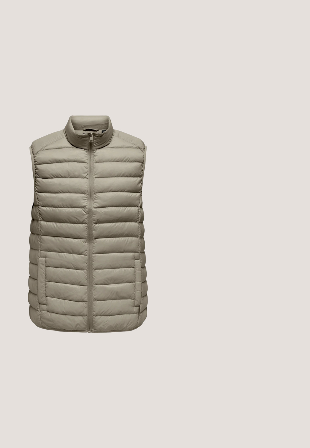 Chaleco acolchado ligero en un tono beige apagado, con cuello alto, cremallera frontal y costuras horizontales para aislamiento. Dos bolsillos laterales.; Suéter beige hecho de una tela suave, con un cuello alto, puños acanalados y una costura horizontal en el pecho. Diseño minimalista.; Camiseta de manga corta beige hecha de tela suave, con un cuello redondo y un pequeño logo de un pájaro negro en la parte izquierda del pecho.; Pantalones jogger beige con cintura elástica y cordón negro ajustable. Piernas entalladas con puños elásticos, textura de tela suave.; Zapatilla deportiva beige y topo de malla y material sintético, con cordones delanteros, suela acolchada y la marca "JACK & JONES" en el lateral.; Bolso cruzado de cuero marrón con una parte superior de tejido texturizado, bolsillo delantero con cremallera, tira ajustable y superficie lisa. Forma rectangular compacta.
