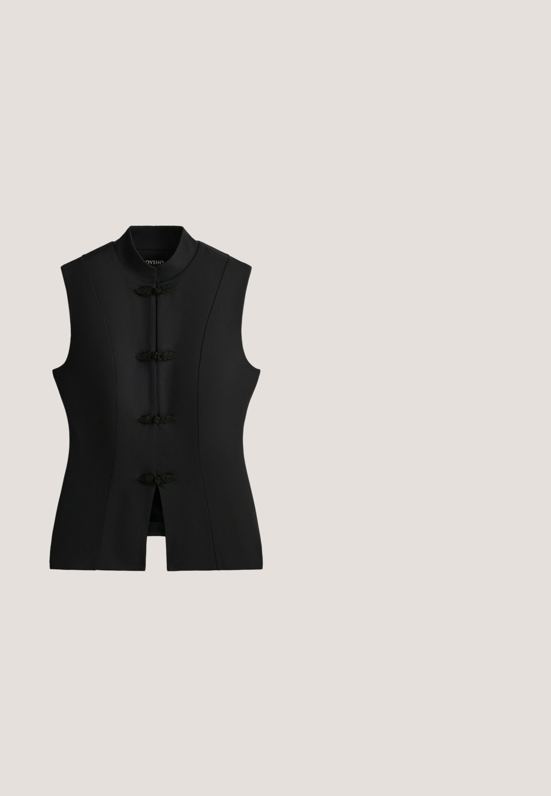 Gilet noir sans manches avec col mandarin et quatre boutons décoratifs en forme de nœud sur le devant, avec une fente centrale à l’ourlet.; Haut noir à manches longues en tissu fin et lisse, avec un col rond et une coupe ajustée, sans quincaillerie ni motifs visibles.; Leggings noires évasées en tissu extensible, dotées d'une taille haute et d'une texture lisse, conçues pour le confort et la mobilité.; Sabots en suède noir avec une bande en fausse fourrure noire douce, design à l'arrière ouvert et semelle en caoutchouc texturé pour une meilleure adhérence.; Lunettes de soleil aviateur noires oversize avec des verres teintés foncés, affichées sur fond blanc.; Sac à main rectangulaire noir en fourrure avec deux poignées en cuir et une large bandoulière réglable avec boucle métallique.