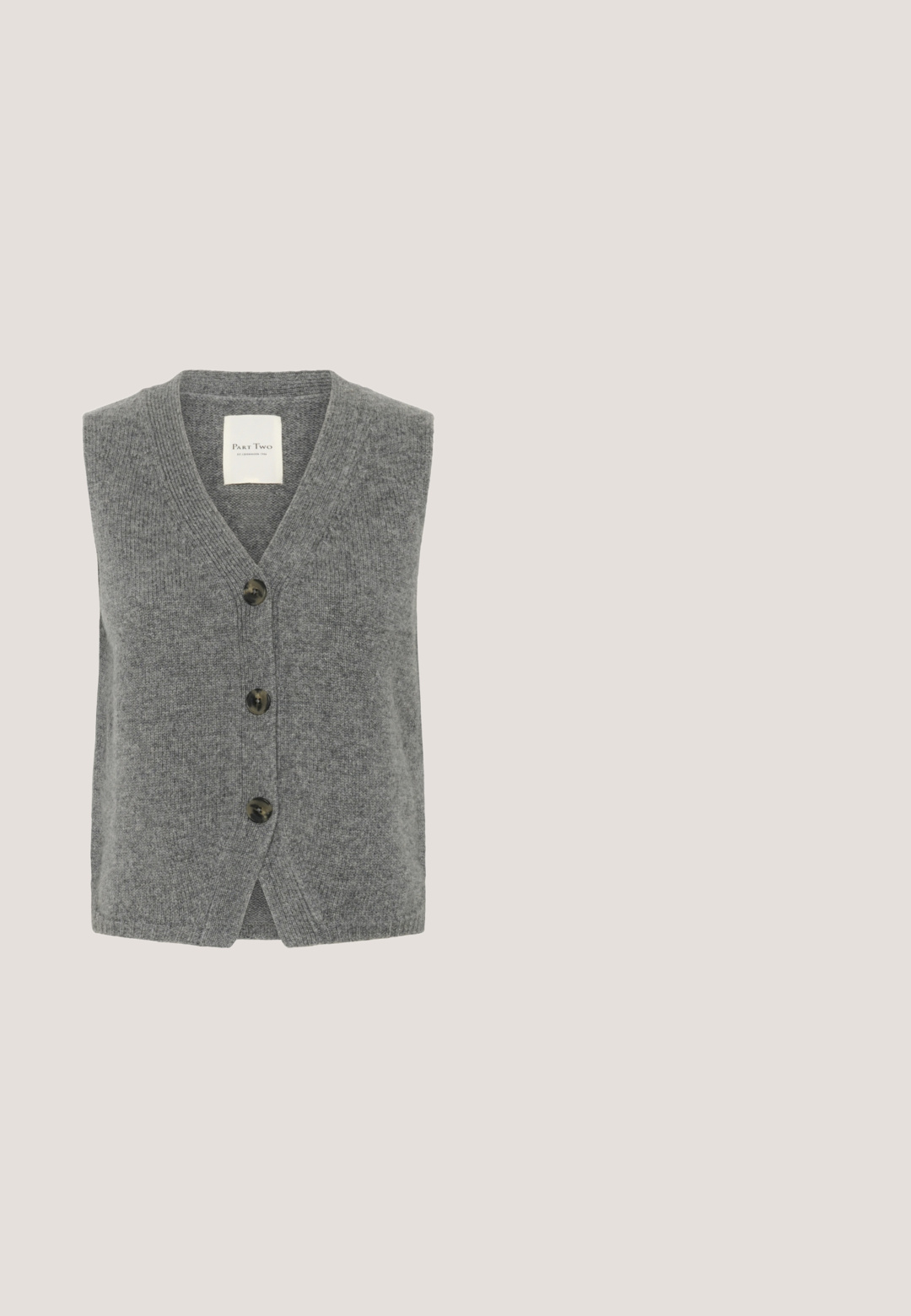 Grå strikvest med V-udskæring, der har fire mørke knapper. Stoffet har en blød tekstur og en lige kant.; Stribet skjorte i blå og hvid. Har en klassisk krave, to brystlommer og lange ærmer med knapmanchetter.; Lysegrå linnedragtbukser med lige ben-design, der har knaplukning, forlommer og en subtil tekstur.; Grå ruskindssneaker med hvide striber, hvid hælflig, gummi sål og snørebånd, vist i sideprofil på hvid baggrund.; Grå ruskindstaske med korte og lange stropper, med et dekorativt bælte med en lille rektangulær metalspænde foran.; Sølvring med to sfæriske elementer, hvor det ene er større end det andet, med en glat, reflekterende overflade og et buet bånddesign.