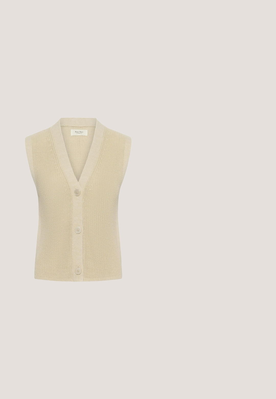 Beige gebreid mouwloos cardiganvest met V-hals en drie knopen aan de voorkant, met het label "Part Two" aan de binnenkant van de kraag.; Beige knoopshirt met lange pofmouwen, kraag en afgeronde zoom. Gemaakt van een gestructureerde stof met knoopaccenten aan de voorkant.; Beige brede broekspijpen van lichtgewicht stof, met een knoopsluiting aan de voorkant, zijzakken en een gladde textuur.; ESTRO Z NATURALNEGO ESTRO - Mocassins - beige; Vierkante zonnebril met schildpadmotief, verloop van bruine lenzen en gouden accenten op de hoeken van het montuur.; Beige leren schoudertas met een enkele bovenhandvat, flapsluiting en decoratieve riem met goudkleurige hardware.