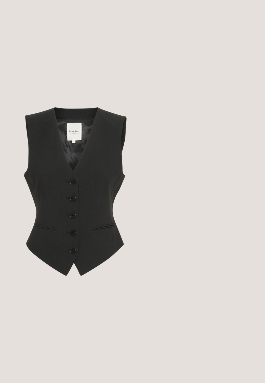 Chaleco negro sin mangas con un escote en V profundo, cinco botones frontales y dos bolsillos verticales; Fabricado en una tela suave con un corte ajustado.; Top de manga larga a rayas en blanco y negro, con textura acanalada, bordes festoneados y costuras con pespuntes en contraste.; Pantalones de pierna ancha negros con tela texturizada, dobladillo deshilachado y cinturilla elástica. El diseño presenta un acabado suave y un ajuste relajado.; Zapato de tacón de ante negro con punta afilada, tacón bajo y un lazo decorativo de cinta negra en el frente. Forro interior suave.; Bolso de mano de cuero negro con asa superior, correa de hombro desmontable y logo decorativo dorado en la solapa frontal.; Par de pendientes brillantes con forma de lazo dorado, colocados sobre un fondo blanco.