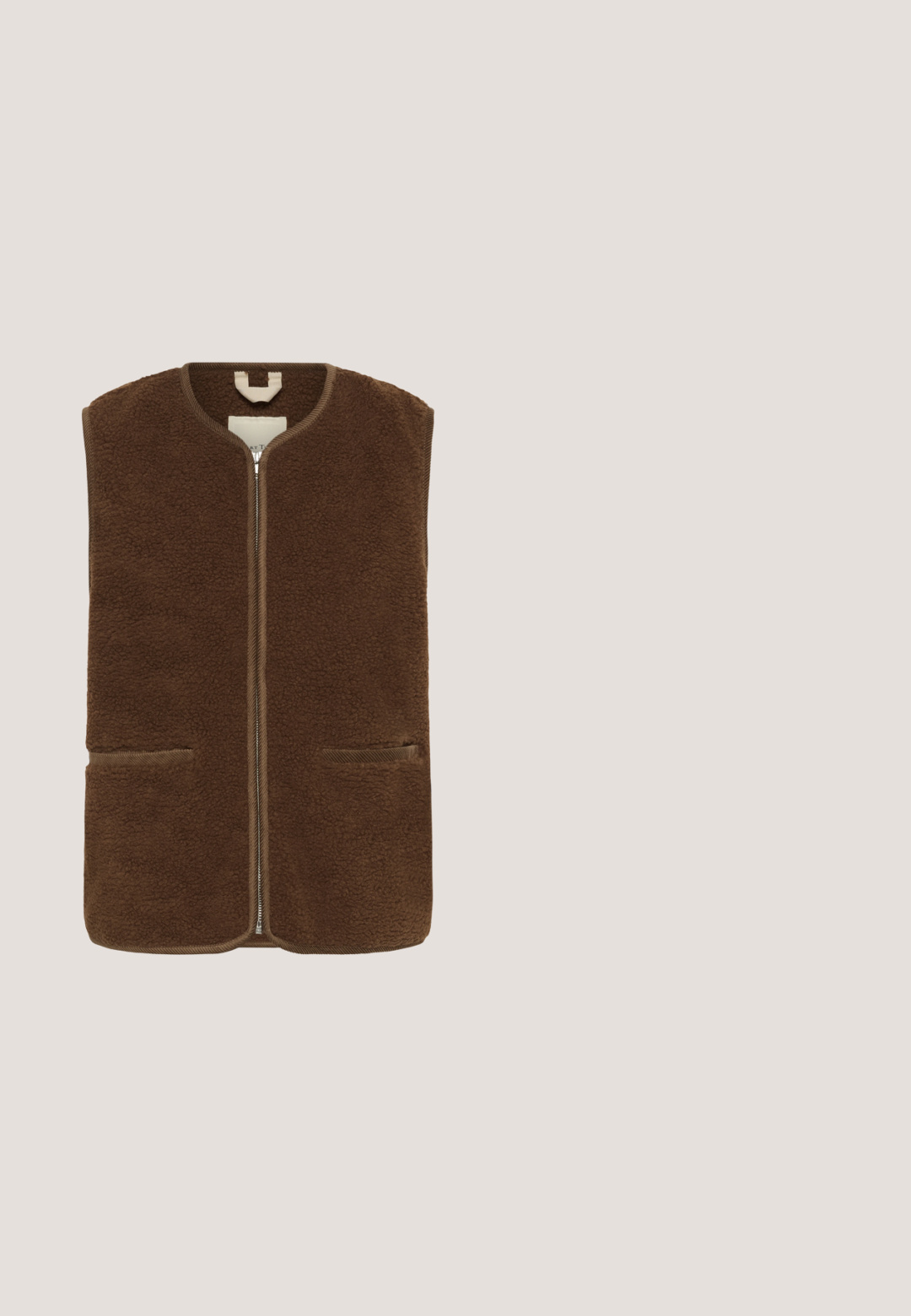 Bruine fleece bodywarmer met ritssluiting, twee voorzakken en een ronde hals, afgebeeld op een witte achtergrond.; Crème- en bruin gestreepte trui met lange mouwen, ronde halslijn en geribbelde boorden aan mouwen en zoom.; Loszittende beige broek met elastische tailleband, voorzakken en zichtbare naaddetails.; Tan suède schoenen met een textuur, voorzien van witte en rode veters, een ronde neus en een flexibele rubberen zool.; Vierkante zonnebril met een schildpadpatroon, bruin gradient glazen, dikke kunststof montuur en gebogen armen. Geen zichtbare merknaam.; Bruine suède schoudertas met een donker leren riem, metalen goudkleurige oogjes en een verstelbare gesp.