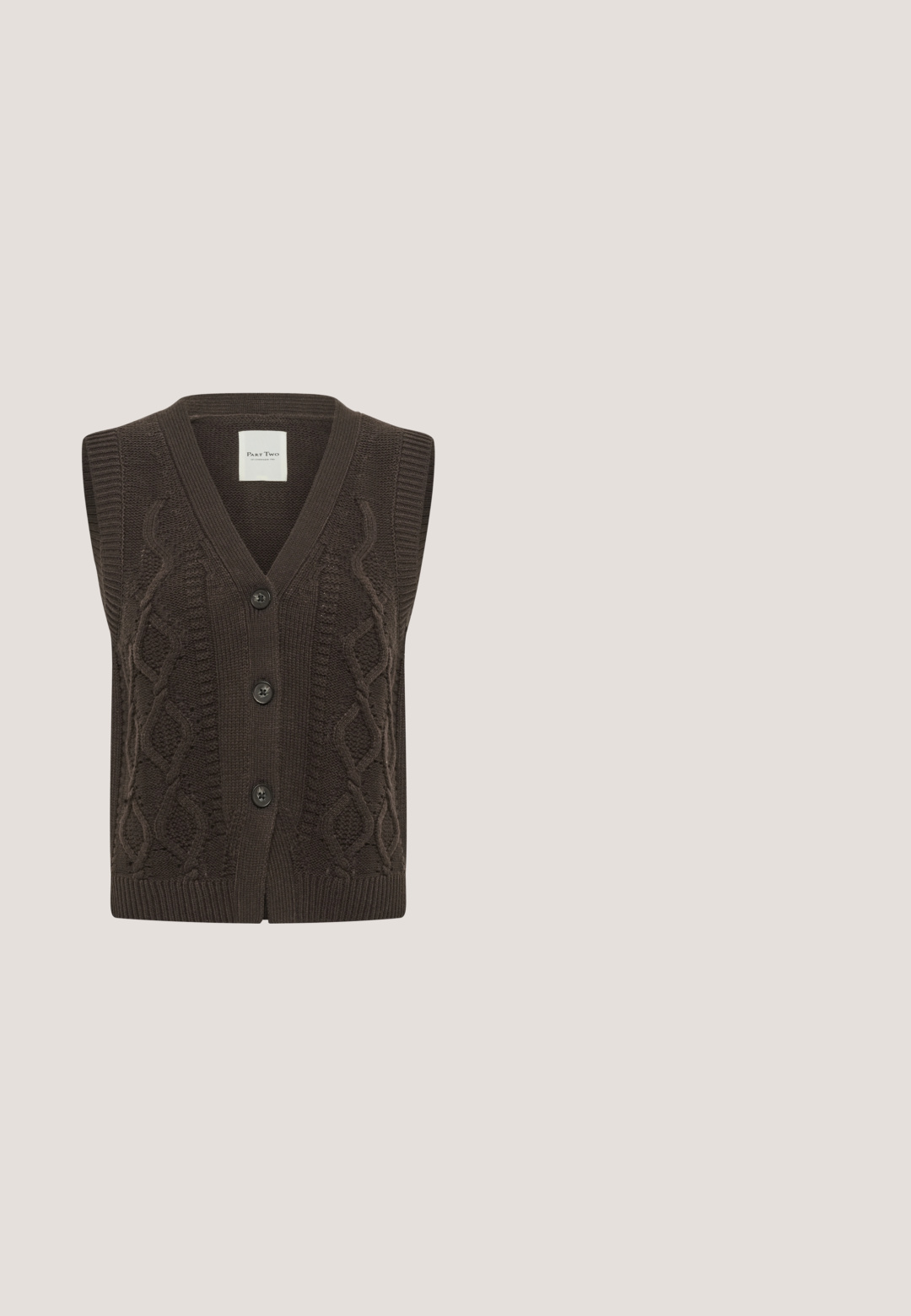 Dunkelbraune gestrickte ärmellose Weste mit Zopfmuster, V-Ausschnitt und drei schwarzen Knöpfen vorne.; Kurze Jacke aus braunem strukturiertem Stoff, mit rundem Halsausschnitt, langen Ärmeln, zwei Brusttaschen und goldenen Knopfverschlüssen.; Weiße Bluse mit langen Ärmeln, Spitzenhochkragen und Spitzenmanschetten, mit einer vertikalen Spitzenborte entlang der Rückseite in der Mitte.; Braune, gefaltete Hosen mit hohem Bund, aus einem glatten, strukturierten Stoff und mit schmal zulaufenden Beinen, die eine lockere Passform bieten.; Dunkelbrauner Leder-Brogue mit perforierten Details und dicker schwarzer Profilsohle, seitlich auf weißem Hintergrund.; Brauner Leder-Rucksack mit einem strukturierten Design, einem Taschengriff, einem Schnallenverschluss und einer Fronttasche. Mit gestickten Details und seitlichen Klappen.