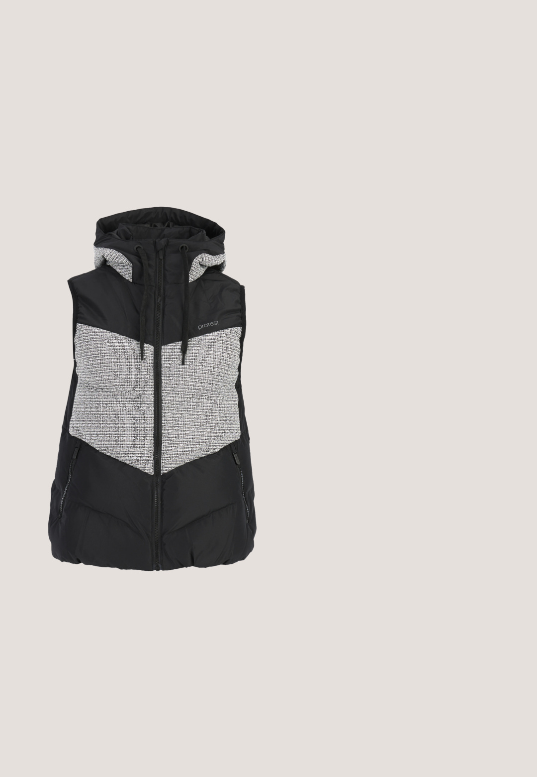 Zwarte en grijze gewatteerde vest met capuchon, met een gestructureerd gebreid bovenstuk en gladde onderstukken, ritszakken en verstelbare koordjes.; Zwarte textuur fleece pullover met een hoge kraag en een halve rits, voorzien van ribbelboorden en een zoom voor een snug fit.; Lange mouw lichtgrijze shirt gemaakt van zachte, textuurstof met een ronde halslijn en subtiele logo-detail op de borst.; Zwarte outdoorbroeken met een getailleerde pasvorm, voorzien van een zijcargozak, versterkte knieën en contrasterende stofpanelen aan de zoom.; Zwarte winterlaars met een gestructureerde bovenkant, nepbontvoering, vetersluiting aan de voorkant, rubberen zool en een gevoerde enkel voor isolatie en ondersteuning.; Grijs omrand zonnebril met gespiegeld roze glazen, met een slank, hoekig ontwerp en de merknaam "Roxy" aan de zijkant.