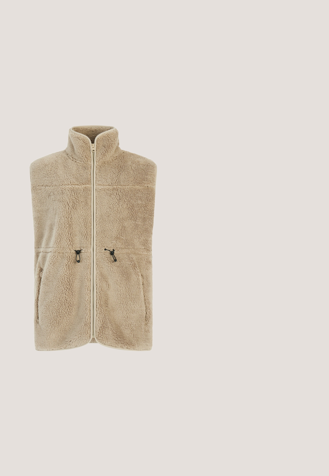 Beige fleece vest met hoge kraag, ritssluiting aan de voorkant, twee lagere zakken en verstelbare toggles. Zacht, textuurstof bedekt gelijkmatig het oppervlak.; Lichtroze sweatshirt met lange mouwen, versierd met kleine 3D bloemapplicaties en pastelkleurige hartjes aan de voorkant.; Langärmelige top van geribbelde tricotstof met roze en witte horizontale strepen en een klein geborduurd logo op de linkerborst.; Lichtblauwe denim jeans met een rechte snit, vijf zakken, knoopsluiting en subtiele wassing aan de voorkant.; Witte en lichtroze sneaker met zachte stoffen enkelwikkeling gestrikt in een strik, met verstelbare riem en afgeronde zool.; Beige nylon schoudertas met een gebogen vorm, verstelbare zwarte schouderband en twee zwarte knopen als accenten. Getextureerde, lichte stof.