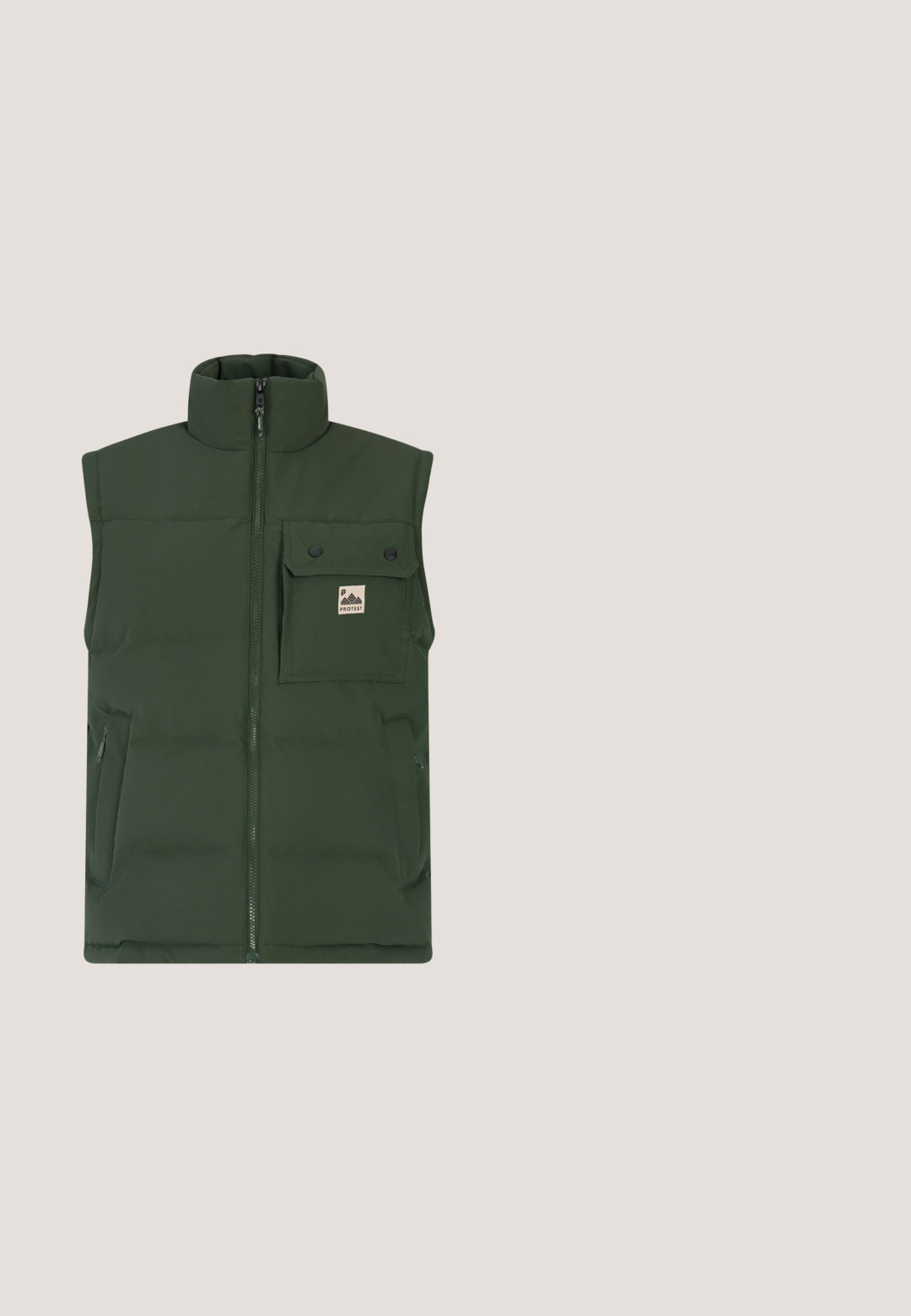 Protest PILOT - Bodywarmer - kale green; Groene hoodie, gemengde katoenstof, capuchon met trekkoord, buidelzak, ribgebreide manchetten en zoom, gladde textuur, geen zichtbare patronen of accenten.; Lichtgroene katoenen T-shirt met korte mouwen, ronde hals en een klein zwart parasolafbeelding op de borst. Zachte, gladde textuur.; Joggingbroeken in olijfgroen gemaakt van zachte stof, voorzien van een taille met trekkoord, zijzakken en geribbelde boorden voor een goede pasvorm.; Lage sneaker in groen, bruin, zwart en oranje met witte zool, met het merk "Jack & Jones" op de zijpaneel, op een neutrale achtergrond.; Pepe Jeans Schoudertas - seagrass green