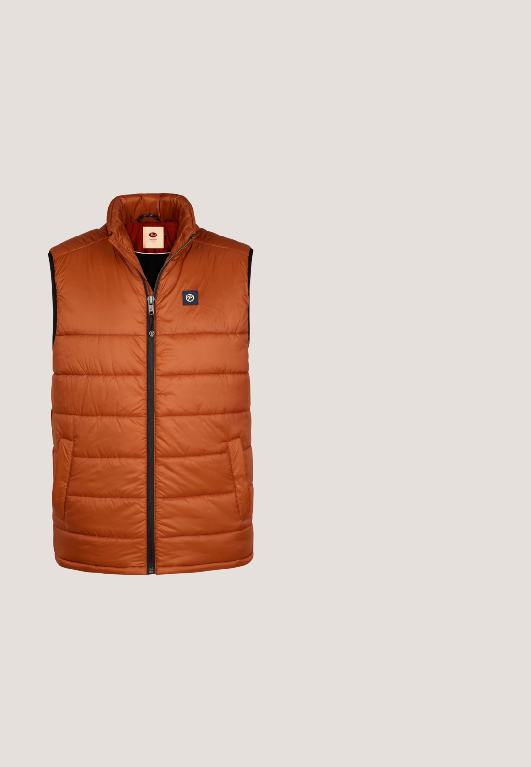 Ærmeløs orange polstret vest med frontlynlås, høj krave, to sidelommer og en lille logo-patch på venstre bryst.; Mørkeblå sweatshirt lavet af bomuld, med et gyldent trykt logo med vinger. Rund hals, lange ærmer, ribbede manchetter og kant.; Enkelt orange t-shirt med korte ærmer og rund hals, med et lille præget logo på brystet og minimal syning.; Brune fløjlsbukser med slim fit, der har fem lommer, en frontlukning med knap og en karakteristisk ribbet tekstur overalt.; Lavtopet sneaker med beige ruskind, hvid mesh, brune læderdetaljer, sort sål, snørebånd og sort emblem på hælpanelet.; Kompakt rektangulær brun læder crossbody taske med justerbar stofrem og "VENEZIA" præget foran.