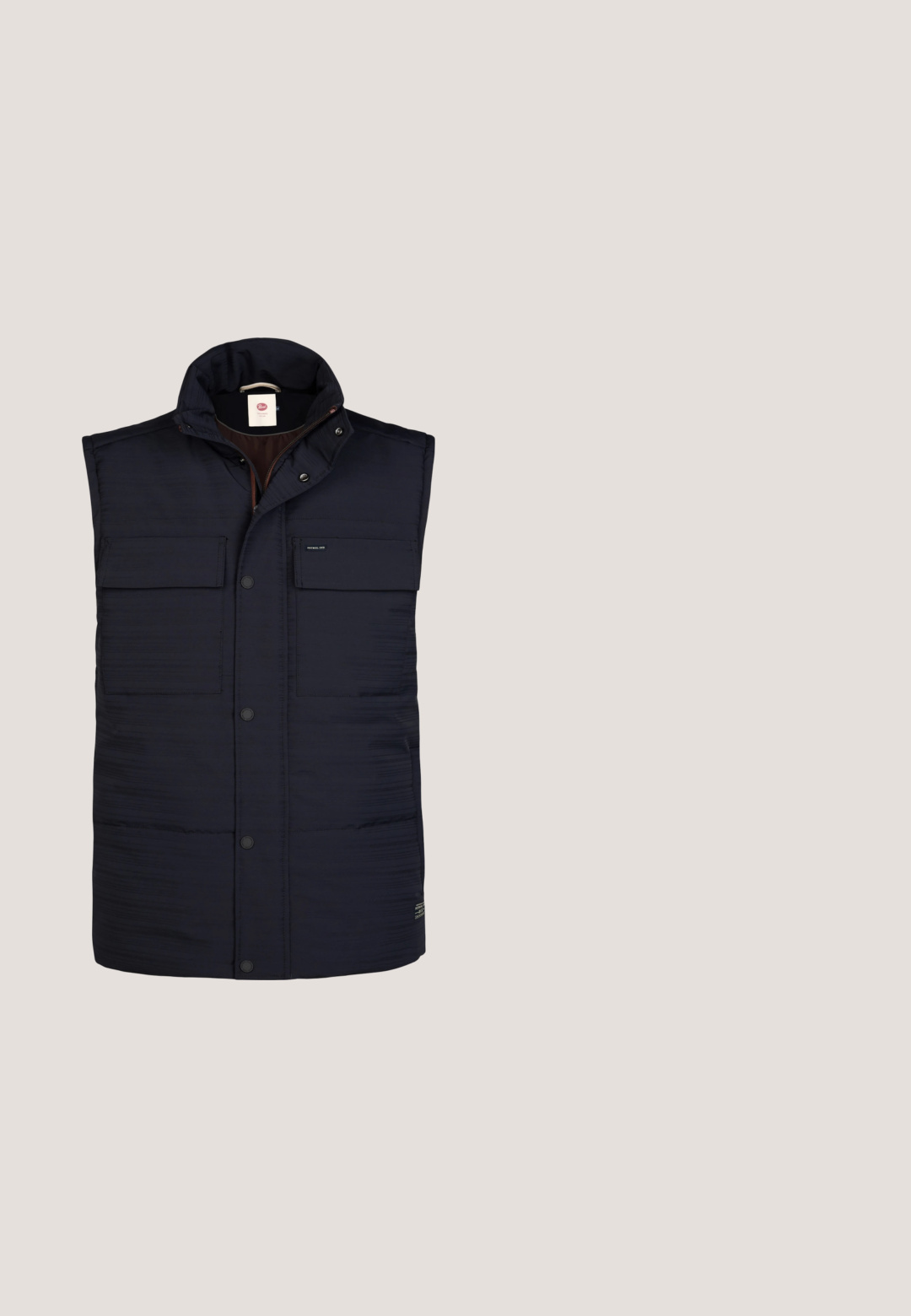 Zwart gewatteerd mouwloos vest met hoge kraag, drukknoopsluiting aan de voorkant, rits en twee borstzakken met klep.; Donkerblauw T-shirt met witte tekst op de voorkant met daarop Pepe Jeans London Camden Town Music Festival en bandnamen.; Donkerblauwe denim jeans met een taps toelopende pasvorm, voorzien van vijf zakken, een knoopsluiting en subtiele vervaging op de dijen. Soepele textuur.; Marineblauwe canvas sneakers met een witte rubberen zool. Voorzien van een ronde neus, contrasterende afwerking en blauwe veters. Logo zichtbaar aan de zijkant.; Grijze transparante zonnebril met donkere lenzen, rechthoekige vorm en rechte armen. Heeft een subtiel logo op de tempel. Strak ontwerp.; Kleine navyblauwe crossbodytas met verstelbare band, voorvak met rits en Timberland-logo patch in oranje en groen.