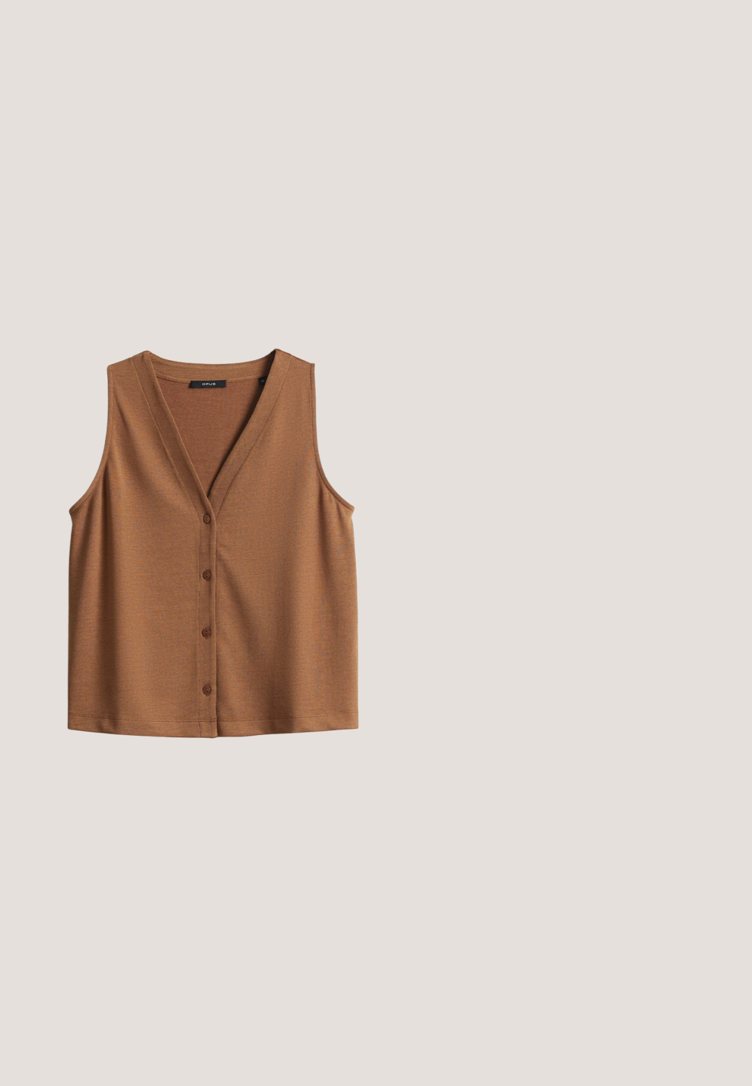 Brauner ärmelloser Oberteil aus glattem Stoff, mit einem V-Ausschnitt und sechs Knopfverschlüssen auf der Vorderseite. Schlichtes, einfarbiges Design.; Ärmelloses, geripptes Tanktop mit horizontalen schwarzen, beigen und cremefarbenen Streifen, rundem Ausschnitt und figurbetonter Silhouette.; Weit geschnittene braune Hose mit elastischem Bund und Kordelzug mit kleinen Perlen.; Brauner Rutschsandale aus glattem synthetischem Material, ausgestattet mit zwei breiten Riemen mit goldenen Schnallen und einer schwarzen Gummisohle.; Katzenaugen-Sonnenbrille in Schildpattoptik mit braunem Farbverlauf und goldenen Details an den Bügeln.; Geflochtene Tragetasche in Hellbraun, mit einem strukturierten Design aus offenen Flechtmustern und zwei stabilen Tragegriffen.