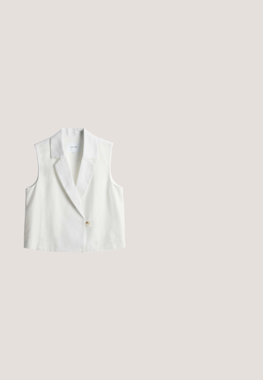 Witte mouwloze vest met een notch-kraag, sluiting met één knop en een gladde textuur. Label zichtbaar in het kraaggebied.; Witte mouwloze geribde gebreide top met ronde hals en kleine knoopsluiting aan de achterkant.; Witte broek met wijde pijpen, voorzien van riemlussen, een knoopsluiting aan de voorkant en een ritssluiting.; Witte platte slidessandaal met bruine zool en brede gekruiste bandjes met zichtbare stiksels op een witte achtergrond.; Octagonale zonnebrillen met donkere bordeauxtransparante frames en roze lenzen. Gouden metalen armen reiken vanaf de zijkanten, met een elegante uitstraling.; IZIA Handtas - offwhite