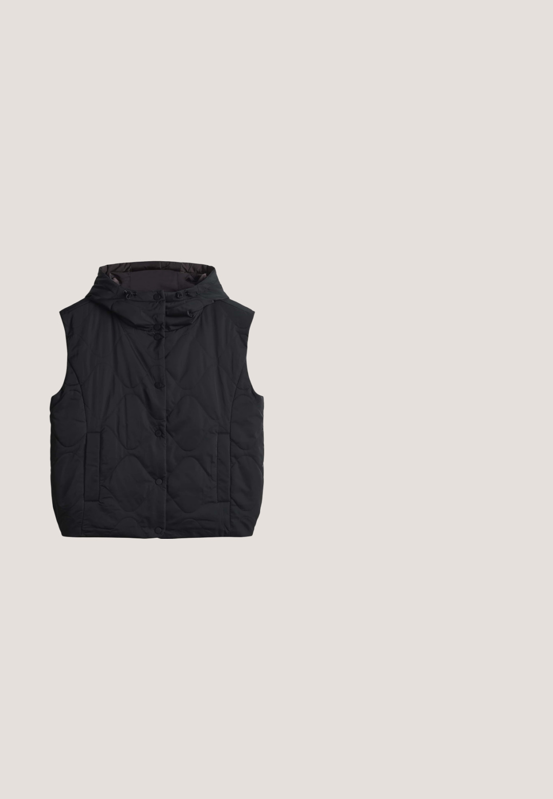 Zwarte, gewatteerde mouwloze vest met hoge kraag, voorste drukknoopsluiting en twee zijzakken.; Zwart-witte gestreepte lange mouw coltrui met een hoge hals en een gladde textuur. Een klassiek ontwerp met gelijkmatige strepen.; Zwarte op maat gemaakte broek met een elastische tailleband, zijzakken, rechte pijpen, een gladde stofstructuur en zonder zichtbare patronen of accenten.; Zwarte lage sneaker met witte veters, Karl Lagerfeld branding en sierbedeltjes bevestigd aan de veters op een witte achtergrond.; Zwarte tote bag van padded stof met twee stevige handvatten, voorzien van een voorvak en een eenvoudig logo op de onderste voorkant.; Singularu POINT - Enkele oorbel - silver-coloured