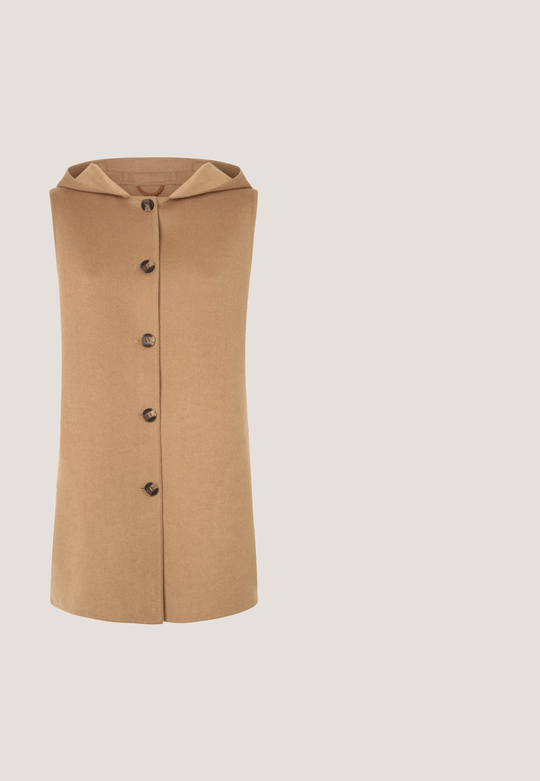Bruine capuchonvest met een rechte snit, voorzien van zes donkere knopen aan de voorkant. Gemaakt van zachte stof met een gladde textuur.; Lichtbeige lang-sleeve polo met kraag, drie knoopsluitingen en twee borstzakken met klep en knoopsluitingen. Zachte textuur.; Blauwe denim jeans met een iets uitlopende pijp, sluiting met knopen aan de voorkant, zakken en subtiele vervaging details op de dijen en knieën.; Bruine suède sneakers met een gestructureerd, harig paneel, ronde neus, crèmekleurige zool en bronzen accenten met vetersluiting.; Bruine, gestructureerde leren crossbody tas met verstelbare riem, zilveren paard-en-ruiterlogo en gouden sleutelhanger bedel op witte achtergrond.; Gouden halsketting met een delicate ketting met afwisselend ronde kralen, een ovale hanger met een bloemenontwerp in roze en groen.