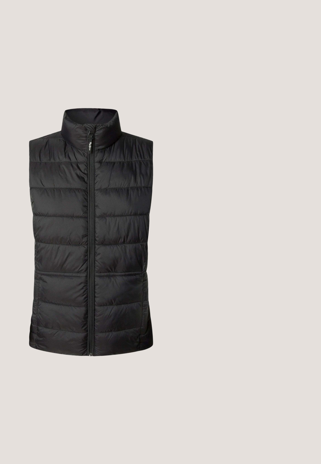 Zwarte puffer vest met een hoge kraag, ritssluiting aan de voorkant en een horizontaal stiksels patroon. Gemaakt van lichtgewicht, gevoerd materiaal. Geen zichtbare zakken.; Donkergrijze hoodie met roze trekkoorden, hoge kraag, roze voering, voorzak en "Swedemount" tekst op de borst.; Zwarte broek van rekbare stof, met een klassiek recht ontwerp, voorzakken en een knoopsluiting in de taille.; Grijze en zwarte enkelboot met een gladde bovenkant, elastische zijpanelen, gestructureerde neuskap en een kurkachtige zool. Heeft een rits voor gemakkelijke toegang.; Zwarte Eastpak draagtas met twee schouderbanden, voorvak met rits en hoofdritsluiting op een witte achtergrond.; Roze textielen armband met een metalen sluiting en een ronde hanger met de gravure "CPH STUDIOS." Simpel, verflochten ontwerp.