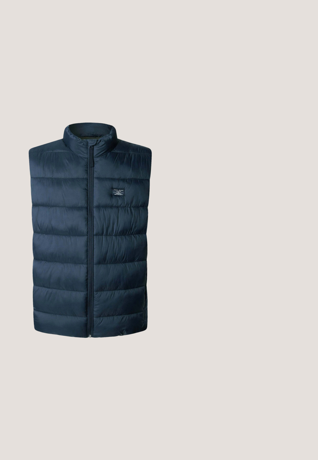 Chaleco sin mangas acolchado de color azul marino con cuello alto y cremallera frontal, que presenta un pequeño logo de Pepe Jeans en el pecho.; Suéter de manga larga a rayas en color crema y azul marino, con cuello redondo, que presenta líneas horizontales, puños y dobladillo acanalados, y una textura suave.; Camiseta azul de manga corta con cuello redondo y pequeño logotipo blanco "Pepe Jeans London" en el pecho izquierdo.; Jeans de denim azul con corte recto, con una cintura de altura media, cinco bolsillos y un ligero desgaste para un aspecto clásico.; Zapatilla blanca de corte bajo con lengüeta negra en el talón, cordones blancos, suela color crema y texto de la marca "Pepe Jeans" en el lateral y el talón.; Pepe Jeans BROMLEY - Bandolera - blue