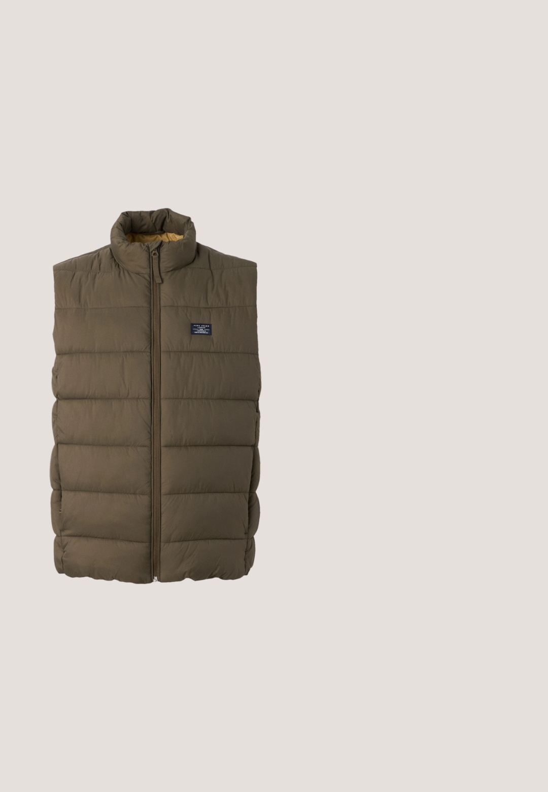 Pepe Jeans PUFFER - Chaleco - military green; Sudadera de color beige claro con cuello redondo, puños y cinturilla acanalados. Fabricada con tela suave de textura lisa. Diseño minimalista, sin estampados.; Camiseta de algodón de color verde oscuro y manga corta. Cuello redondo, corte relajado y textura suave sin patrones ni acentos visibles.; Pantalones cortos beiges hechos de una tela ligera, con cinturilla elástica, cordón y bolsillos laterales con costuras en contraste.; Zapatilla de cuero blanca con una textura suave, que presenta un diseño perforado, cordones clásicos y suela de goma, posicionada sobre una superficie de madera.; Mochila tipo bandolera triangular de color verde oliva con cremallera negra, correa ajustable, bolsillo lateral y logo "ONLY SONS" en el frente.