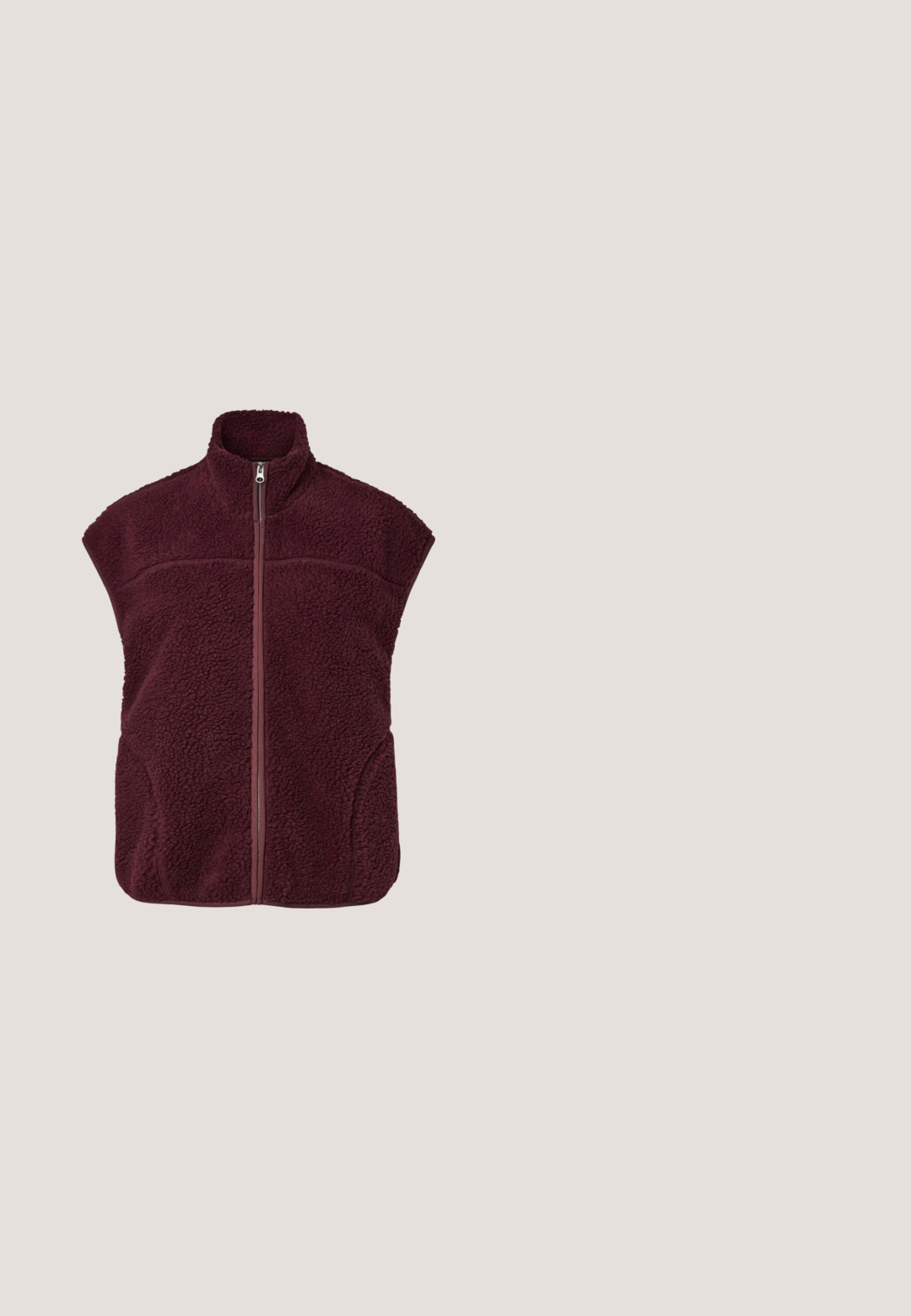 Ærmeløs bordeaux fleecevest med høj krave og lynlås foran, lavet af blødt, struktureret stof for varme og komfort.; Sort turtleneck sweater med ribbet tekstur. Har tætsiddende lange ærmer med tre sølvknapper ved hver manchet.; Brune skræddersyede bukser med læg, opbukket kant og sidelommer, vist på hvid baggrund.; Mørkerød casual sneaker med hvide sidestiber, matchende snørebånd, beige hæl og lysebrun gummisål på hvid baggrund.; Lille, quiltet bordeaux ruskind håndtaske med gylden kæderem, stor gylden lås og matchende bordeaux mærkat, der hænger på siden.; Guldhalskæde med vedhæng formet som en dråbe med lilla ædelsten, der har en glat overflade og diskret kloaccent.