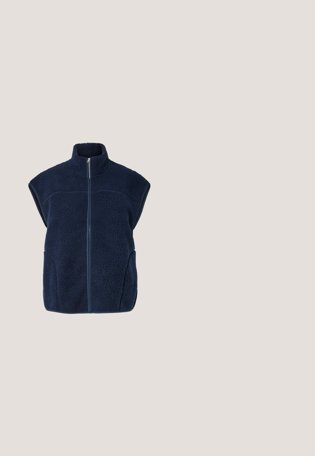 Marineblauwe mouwloze fleece bodywarmer met ritssluiting aan de voorkant en hoge kraag, gemaakt van gestructureerde, zachte, warme stof.; Donkerblauwe trui van zachte stof, met een ribgebreide ronde hals en lange raglanmouwen in een ontspannen pasvorm. Eenvoudig ontwerp, zonder patronen.; Marineblauwe, op maat gemaakte broeken met een gladde textuur, elastische tailleband en taps toelopende pijpen. Beschikt over voorplooien en geen zichtbare hardware.; Zwarte leren instappers met een ronde neus, decoratieve bovenband en een dikke, gestructureerde rubberen zool. Gladde afwerking met subtiele stikdetails.; Bruine rechthoekige zonnebril met getinte lenzen en een gouden logo-accent aan de zijkant. Kunststof montuur met een gladde afwerking.; Bruine leren clutch met klepsluiting en een gouden accent. Glad oppervlak met gestikte details langs de randen.
