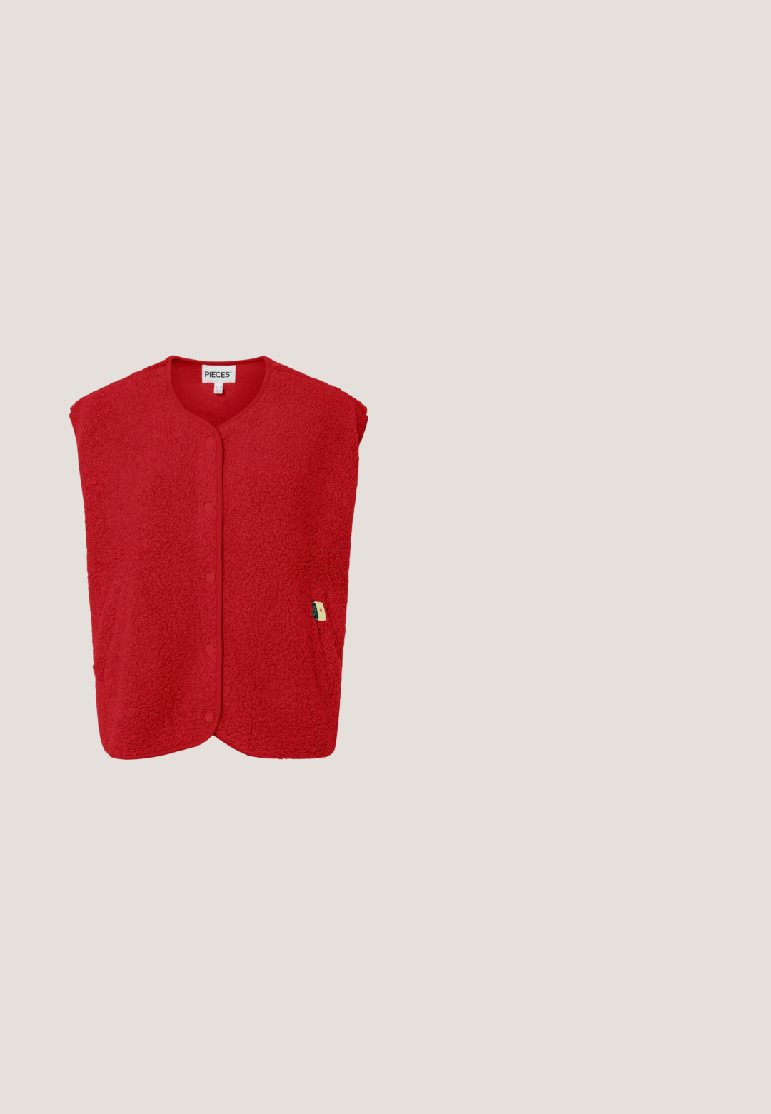 Rød ærmeløs fleecevest med trykknapper foran og et lille multifarvet mærke på højre side.; Hvid bomulds t-shirt med korte ærmer, med fed sort tekst "I," et rødt hjerte, og "ME" i en uformel skrifttype.; Røde bukser med et hvidt abstrakt bølget mønster, udstyret med elastisk talje og lige bendesign, lavet af letvægtsstof.; Rød og hvid sneaker med ruskind og lædermaterialer, rundet tå, hvide snørebånd og en kraftig tanfarvet gummisål.; Lille hvid stofhåndtaske med rødt kirsebærprint, rødt "Coach New York"-logo, guldknaplukning og rød mærkat fastgjort til håndtaget.; Røde øreringe formet som hjerter, lavet af plastik, med hvide perler på den ene ende og en glat, blank finish.