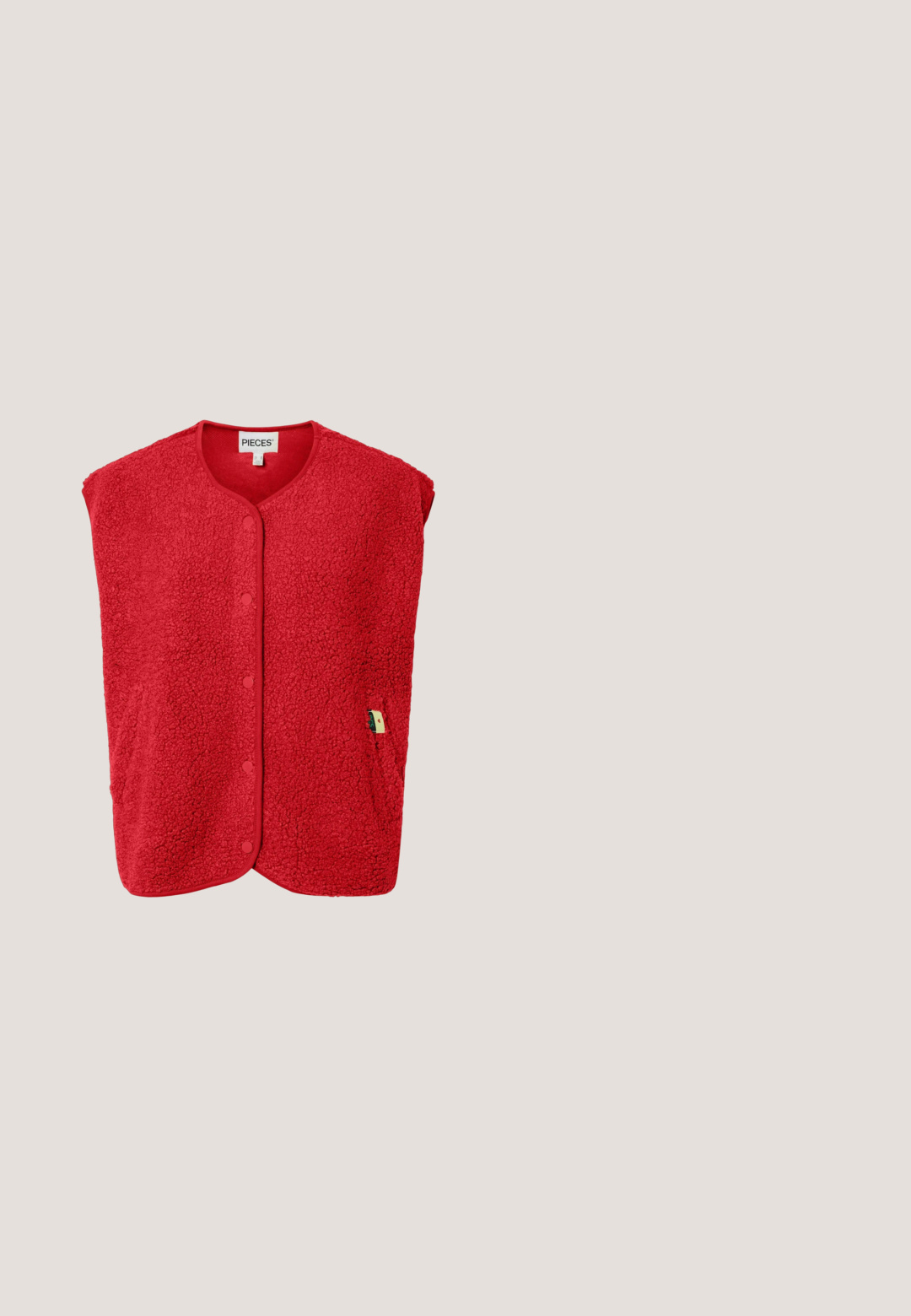 Rode gestructureerde mouwloze vest met drukknoopsluiting, ronde halslijn en merketiket "PIECES" bij de kraag.; Rode t-shirt met korte mouwen in een aansluitend ontwerp. Gemaakt van soepel materiaal met een ronde hals en naadloze randen.; Rode, wijde broek met een elastische tailleband en trekkoord. Gemaakt van lichtgewicht stof, met een gladde textuur en zonder zichtbare patronen.; Rode suède sneaker met een beige rubberen zool, voorzien van roze accenten en een vetersluiting. Zijkantmerk met perforaties voor ventilatie.; BALAGAN ROHA - Handtas - poppy red; Rode klavertjevier charme van glanzend email, bevestigd aan een glanzende gouden metalen sluiting. heeft gladde rondingen en duidelijke bladscheidingen.