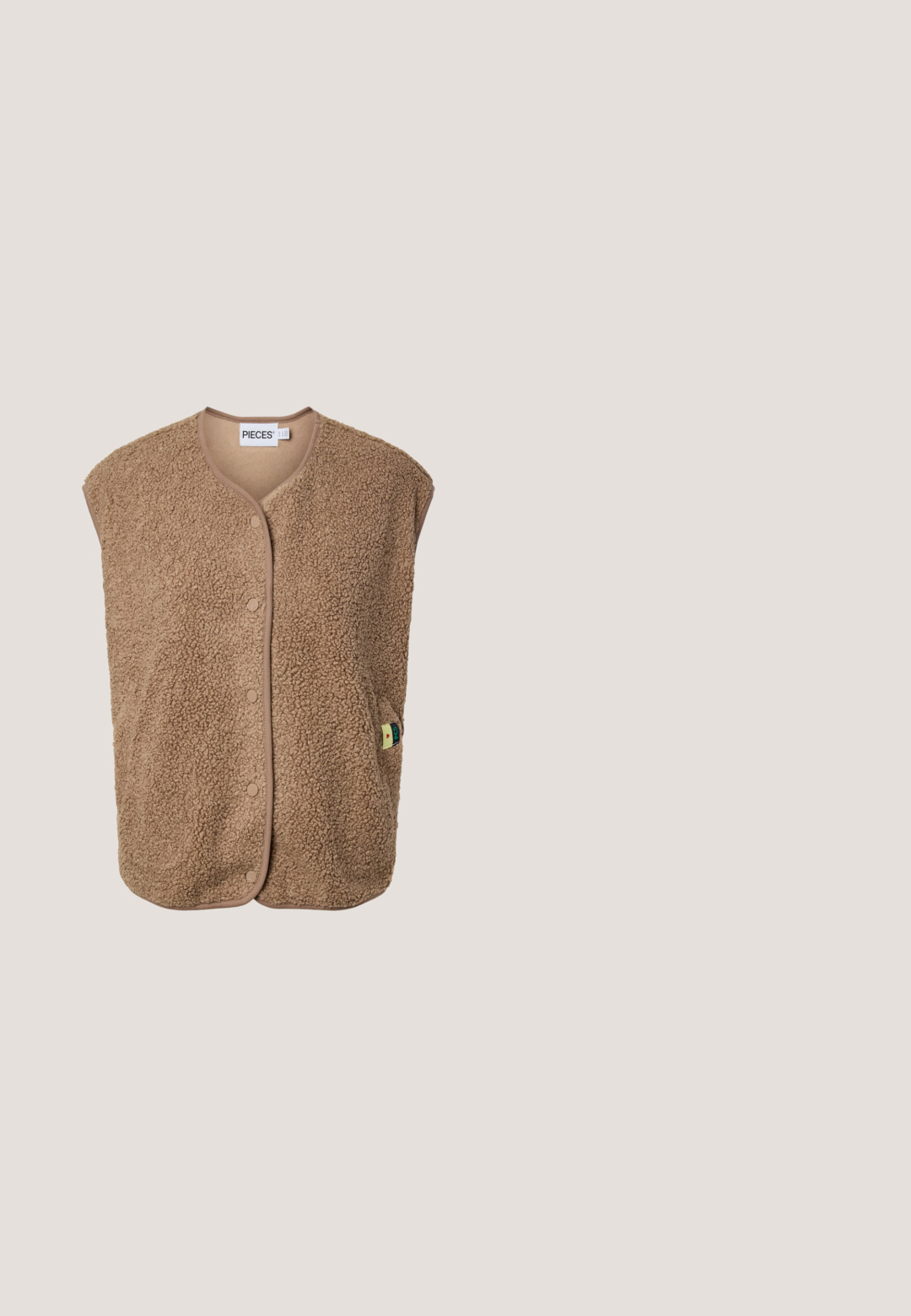 Beige mouwloos sherpa-vest met voorste drukknopen, afgeronde halslijn en klein zijlabel op een effen witte achtergrond.; Beige trui met lange mouwen, een puntige kraag, knoopsluiting, elastische manchetten en een elastische zoom, weergegeven op een witte achtergrond.; T-shirt met korte mouwen, effen lichtgele kleur, ronde hals, rechte zoom en zonder zichtbare versieringen of logo's.; Wijduitlopende crèmekleurige broek met elastische tailleband en klepzakken aan elke kant, afgebeeld op een witte achtergrond.; Witte leren sneakers met een zwarte suède streep, gumrubberen zool en gouden branding aan de zijkant. Vetersluiting met een afgeronde neus.; Crèmekleurige handtas gemaakt van zacht, gestructureerd materiaal met een gebogen band, afgeronde vorm, ritssluiting en een logo-accent van het merk.