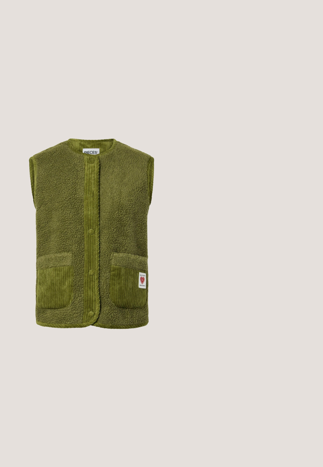 Chaleco verde oliva sin mangas con tejido de forro polar texturizado, botones a presión delanteros, dos bolsillos de pana y una pequeña etiqueta en el bolsillo derecho.; Top de manga larga a rayas verdes y blancas con cuello redondo y corte recto. Tejido suave y texturizado, con rayas horizontales distribuidas uniformemente.; Pantalones cargo de pierna ancha en verde oscuro con cintura ajustable por cordón, bolsillos con solapa en ambos muslos y cordones ajustables en los dobladillos.; Zapatilla deportiva con plataforma de ante verde oliva con tres tiras de velcro, detalle de rayo beige, lengüeta beige en el talón y suela gruesa marrón texturizada.; Bolso de cuero verde oliva con dos asas largas, forma redondeada, superficie texturizada y un pequeño cierre de llave como detalle en un lado.; Ganchos de color dorado con detalles en verde oliva. Diseño suave y redondeado con ventosas transparentes. Se exhiben dos tamaños.