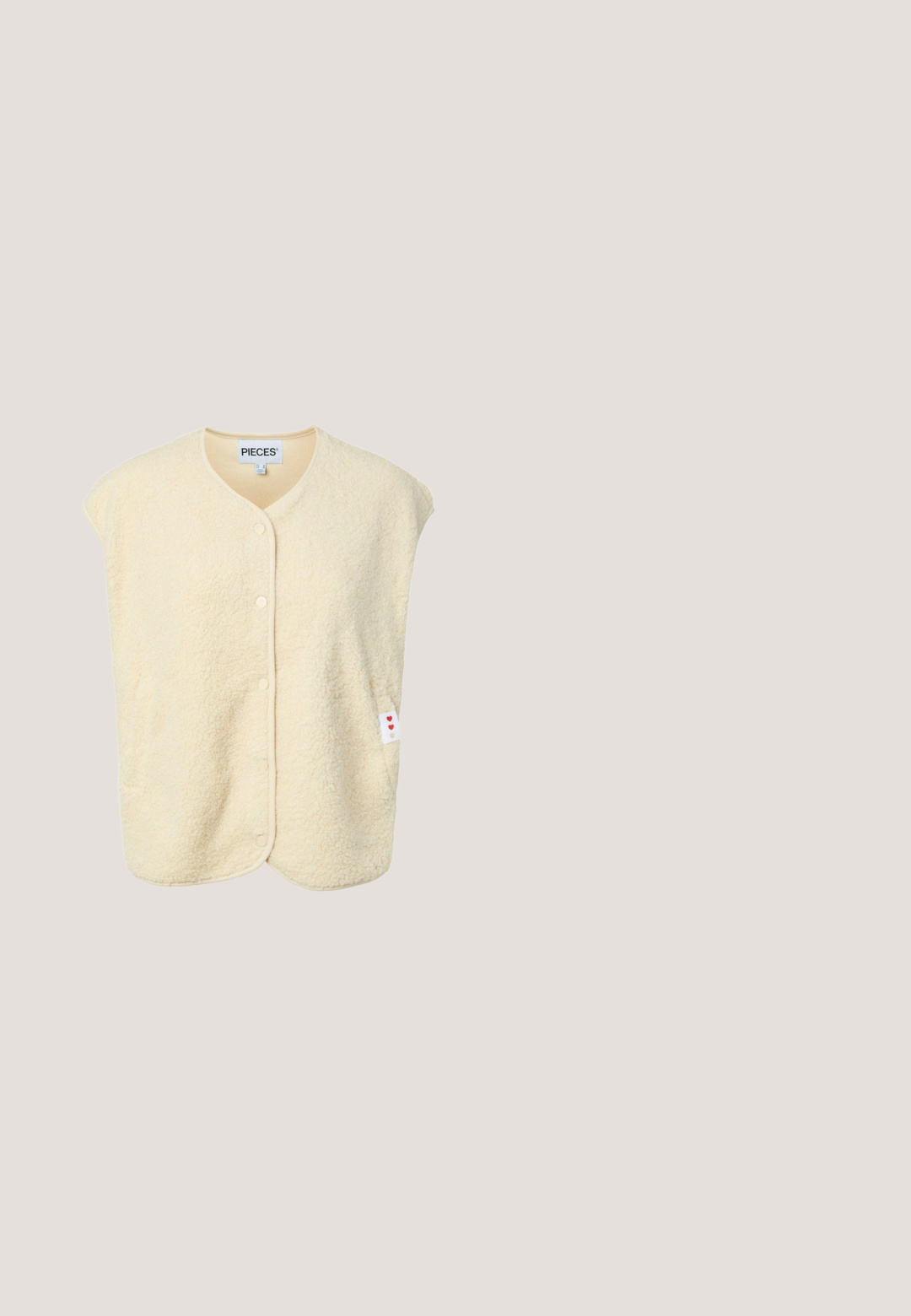 Krémová bezrukávová fleecová vesta so cvokmi vpredu a malou nálepkou s červenými srdiečkami na boku.; Noisy May Half-Zip Fleece NMCOZY - Flísový sveter - eggnog; Dlhý rukáv top v off-white pruhovanej tkanine, s okrúhlym výstrihom a priliehavým strihom s jemným logom na hrudi.; Pletené nohavice s širokými nohavicami v svetlohnedej farbe s rebrovaným pásom a manžetami, vyrobené z jemnej, textúrovanej látky. Bez viditeľných vreciek.; Semišové slip-on papuče béžovej farby s mäkkou, nadýchanou krémovou ovčou kožou. Obsahujú plochú, textúrovanú gumovú podrážku pre lepšiu priľnavosť.; Béžová taška cez rameno s vodorovným prešívaním, čiernymi rúčkami a modrou visačkou na boku. Má obdĺžnikový tvar.