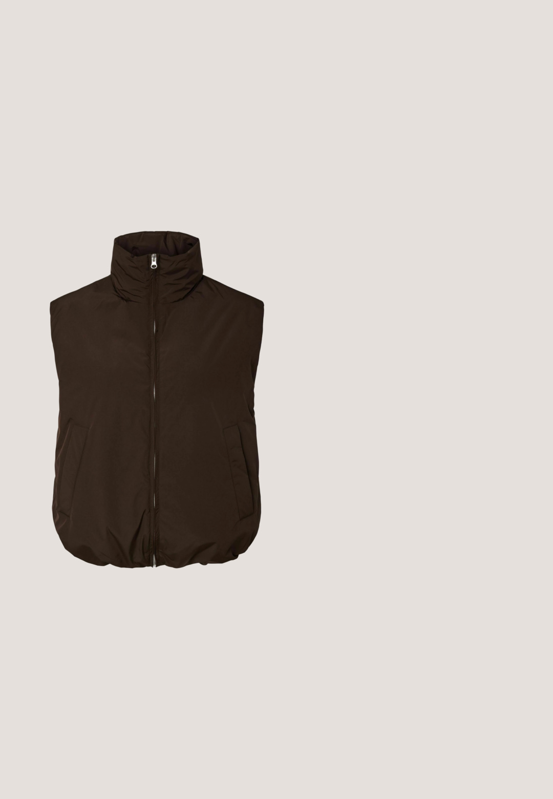 Donkerbruine gewatteerde mouwloze bodywarmer met hoge kraag, ritssluiting aan de voorkant en twee zijzakken, getoond op een witte achtergrond.; Bruine oversized hoodie met voorzak, verstelbare capuchon met trekkoord, geribbelde manchetten en een klein wit "XX STUDIO" logo op de borst.; Bruine blouse met lange mouwen, witte en lichtblauwe horizontale strepen en een ronde halslijn, weergegeven op een effen witte achtergrond.; Bruine joggerbroek met wijde pijpen, elastische tailleband, trekkoord en verstelbare enkelkoorden op witte achtergrond.; Bruine leren en suede sneaker met witte strepen, ronde neus, gestructureerde zool, vetersluiting aan de voorkant en crèmekleurige accenten.; Kleine donkerbruine handtas van lakleer met twee klepzakken aan de voorkant en dubbele schouderbanden, staand op een witte ondergrond.