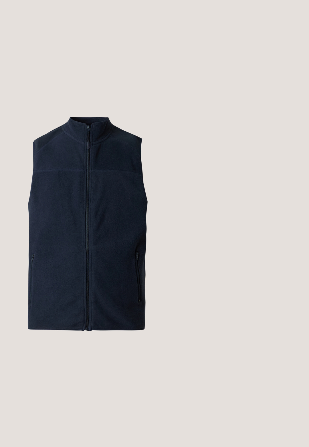 Chaleco sin mangas de forro polar azul marino oscuro con cremallera frontal y bolsillos laterales con cremallera, mostrado sobre un fondo claro liso.; Sudadera de cuello redondo azul oscuro, hecha de tela suave, con mangas largas y puños acanalados. Diseño simple, sin patrones ni gráficos.; Camiseta de algodón de manga corta color crema con un pequeño texto naranja "original © 1990" en el pecho izquierdo.; Vaqueros de mezclilla azul con un ajuste relajado, piernas rectas, costura visible y un cierre de botón en la parte delantera. Presenta un bolsillo lateral con un acento.; Zapatilla beige con cordones flotando sobre una alfombra texturizada con una mesa de café de madera y libros apilados en un fondo desenfocado.; Riñonera de tela marrón oscuro con bolsillo diagonal con cremallera y pequeño logo blanco en el frontal, sobre un fondo liso y claro.
