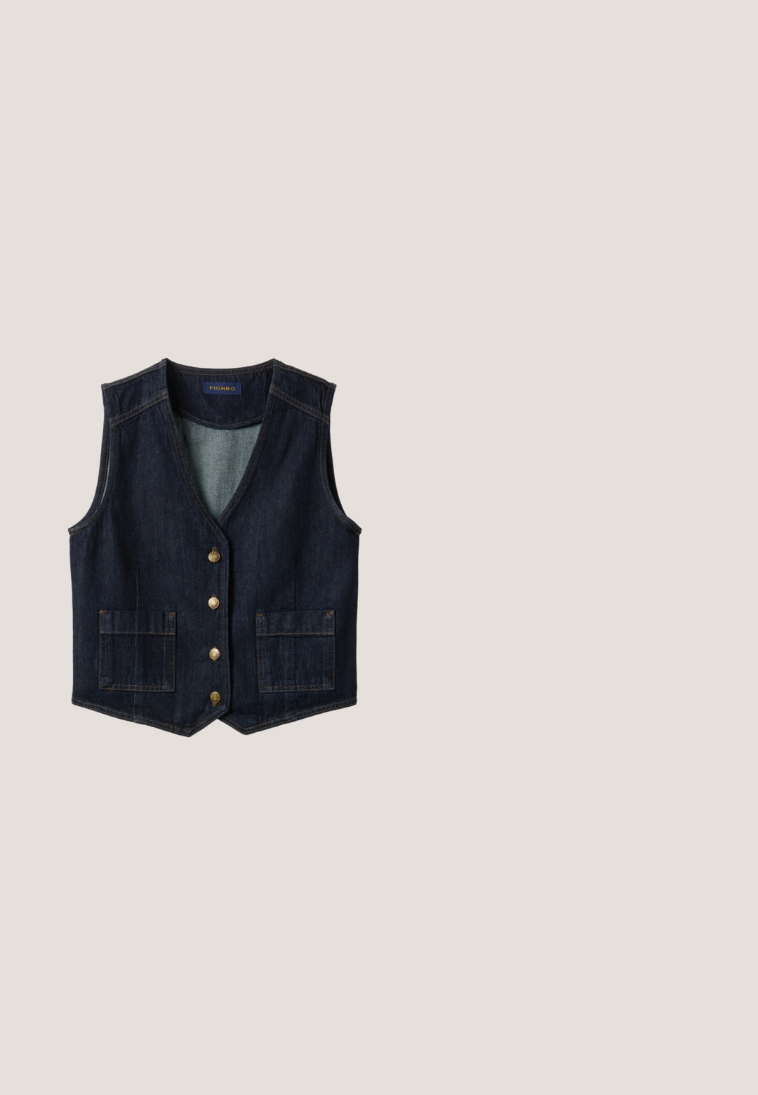 Donkerblauw denim mouwloos vest met vier messing knopen aan de voorkant en twee vierkante voorzakken, gelabeld Piombo.; Lichtblauw denim overhemd met lange mouwen, kraag, drukknoopsluiting aan de voorkant en twee borstzakken tegen een witte achtergrond.; Next COLUMN TALL  - Jeans Tapered Fit - rinse blue; sacha Laarzen - blue; Rode bandana met witte paisley-patronen, los gestrikt tegen een witte achtergrond.; Bruine lederen riem met een ovale gouden gesp, opgerold tegen een effen lichte achtergrond.