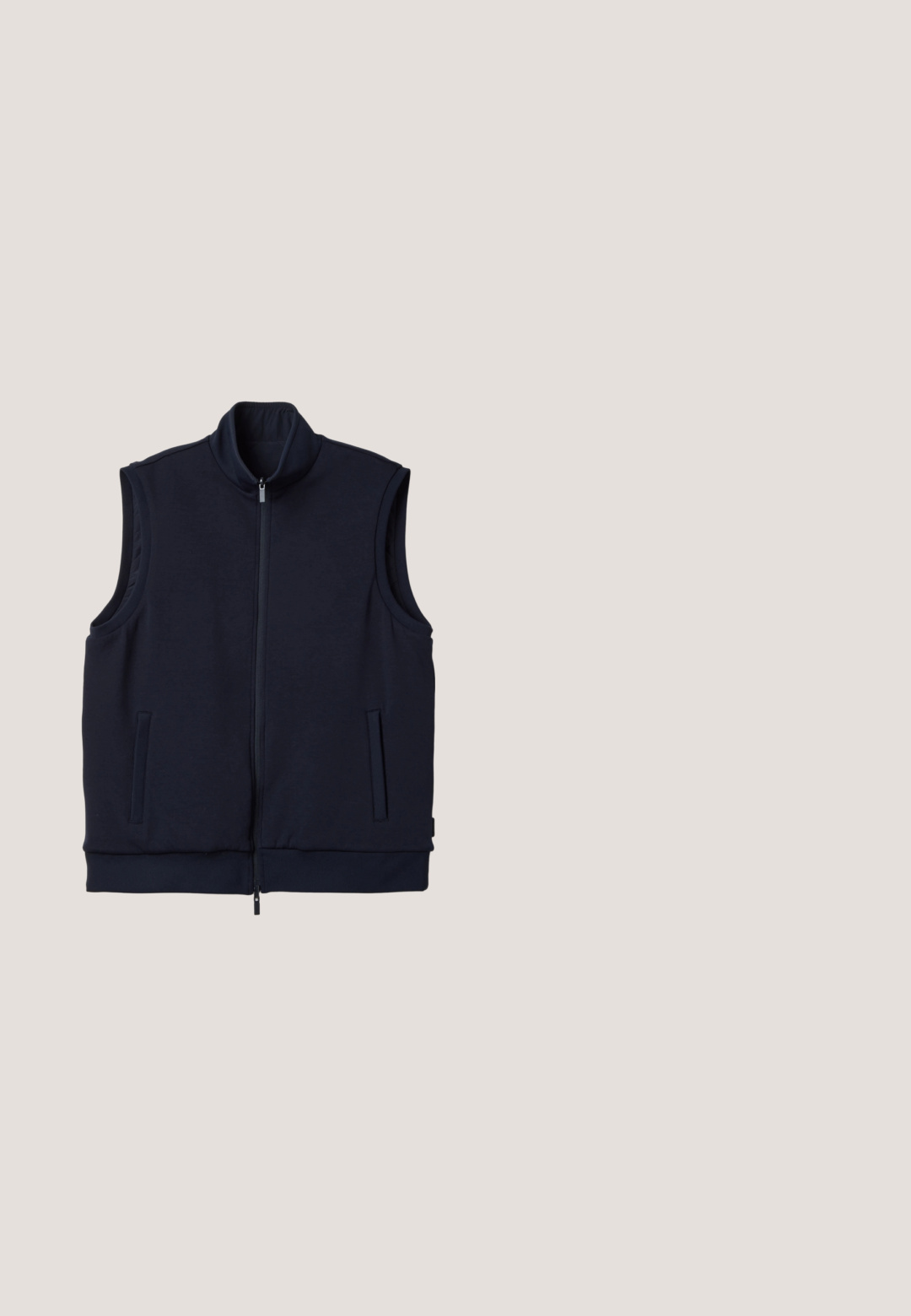 Chaleco azul marino sin mangas con cuello alto, cremallera completa en la parte delantera y dos bolsillos verticales laterales, colocado plano sobre un fondo blanco.; Sudadera azul marina con una franja horizontal blanca y cuello con cremallera. "Les Deux" bordado en crema en la franja. Tejido suave, ajuste clásico.; Camiseta de manga larga marina hecha de suave algodón. Presenta un escote redondo, puños acanalados y un logo sutil en el pecho.; Pantalones negros de corte holgado con cintura elástica, cordón ajustable y un solo botón en el frente. Textura de tela suave y diseño de pierna recta.; Zapatilla de corte bajo en azul marino con suela beige y cordones blancos, con detalle lateral triangular en ante y perforado.; Bolsa deportiva azul marino y blanca con doble asa, una correa para el hombro y un logotipo frontal que dice "Worldwide Sportswear Classic Varsity Aesthetic".