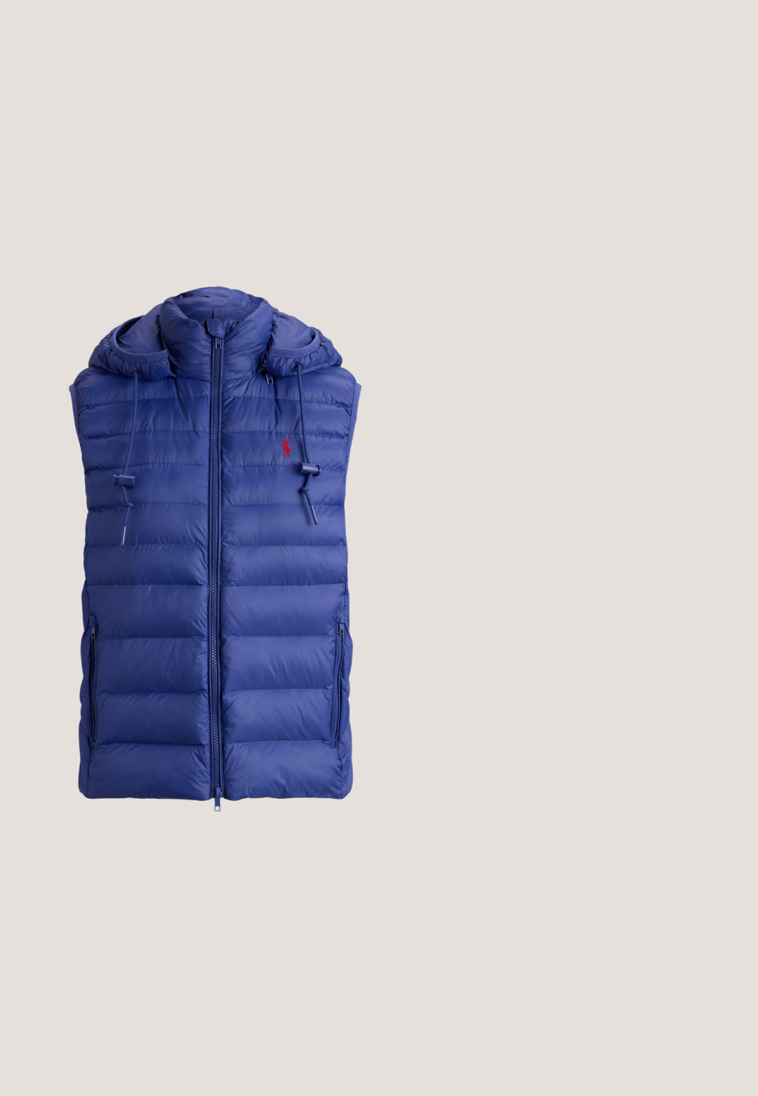 Blauw doorgestikt mouwloos gewatteerd vest met rits aan de voorkant, capuchon met verstelbare trekkoorden en klein rood geborduurd logo op de borst.; Witte getailleerde damestop met driekwart mouwen en een brede, afgeronde hals.; Lichtblauwe joggingbroek met elastische boorden, witte trekkoord in de taille en een klein wit logo op de rechterheup.; Lichtblauwe suède sneaker met beige accenten, bruine zool en geborduurd wit paardenlogo aan de zijkant, getoond in profiel op een effen achtergrond.; Marineblauwe leren shopper met dubbele bovenhandvatten, een klein sluitriempje aan de voorkant en een subtiel wit logo middenvoor.; Gouden en zilveren hoepel oorbellen met een gemengde metalen afwerking, featuring een gladde, gebogen vorm en een naadloze sluiting.
