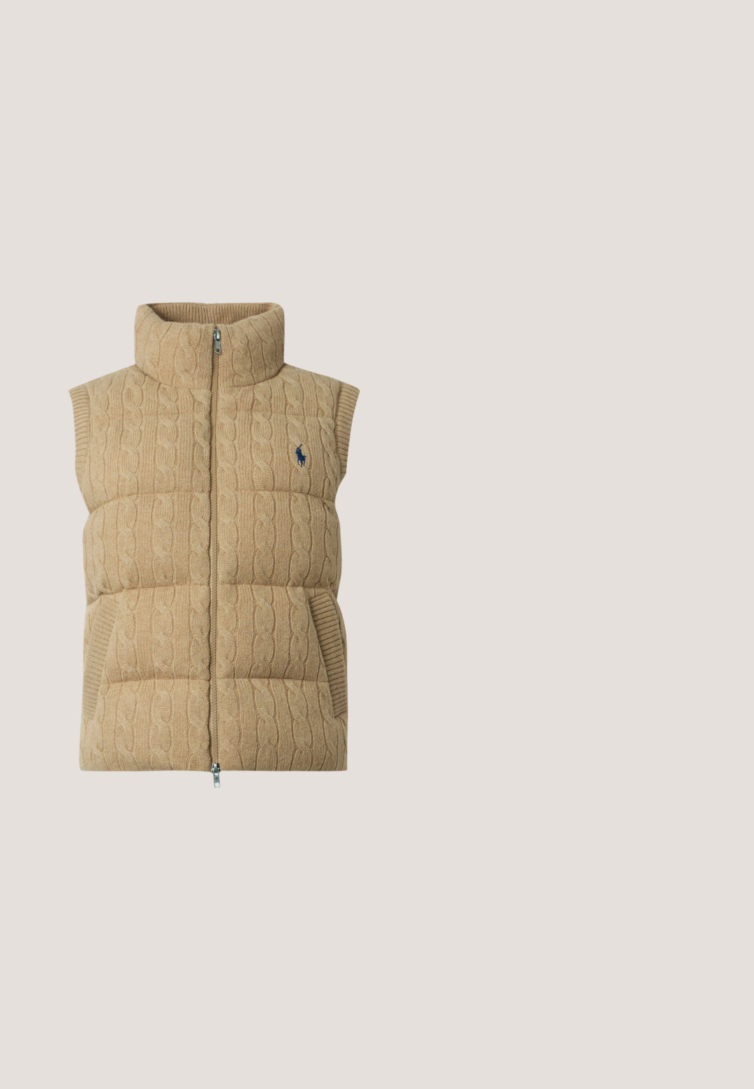 Beežikaabelpitsist varrukateta polsterdatud vest kõrge kraega, eesmine lukk, küljetaskud ja väike tume logo rinnal.; Valge sobiv tops koos laeva kaelusega, lühikeste mansettidega varrukatega ja siledast, pehmest kangast. Lihtne disain ilma mustrite või kaunistusteta.; Beežid lehvikpüksid kõrge vöökohaga, kahe esitasku ja nööp-kinnitusega. Sile tekstuur ja minimaalsed õmbluse detailid.; Valge nahast toss, mille küljes on reljeefne "RL" logo, valged paelad, pruun tekstuuriga kannaosa ja valge talla pruunidega mustriga.; Tumeroheline seemisnahast poolkuu käekott kuldse kettaga rihma, nahast õlarihma ja väikese kuldse Polo by Ralph Lauren logoga.; Kuldsete rõngakujuliste kõrvarõngastega, millel on väikesed vertikaalsed hõbedased ristkülikukujulised ripatsid, valgel taustal.