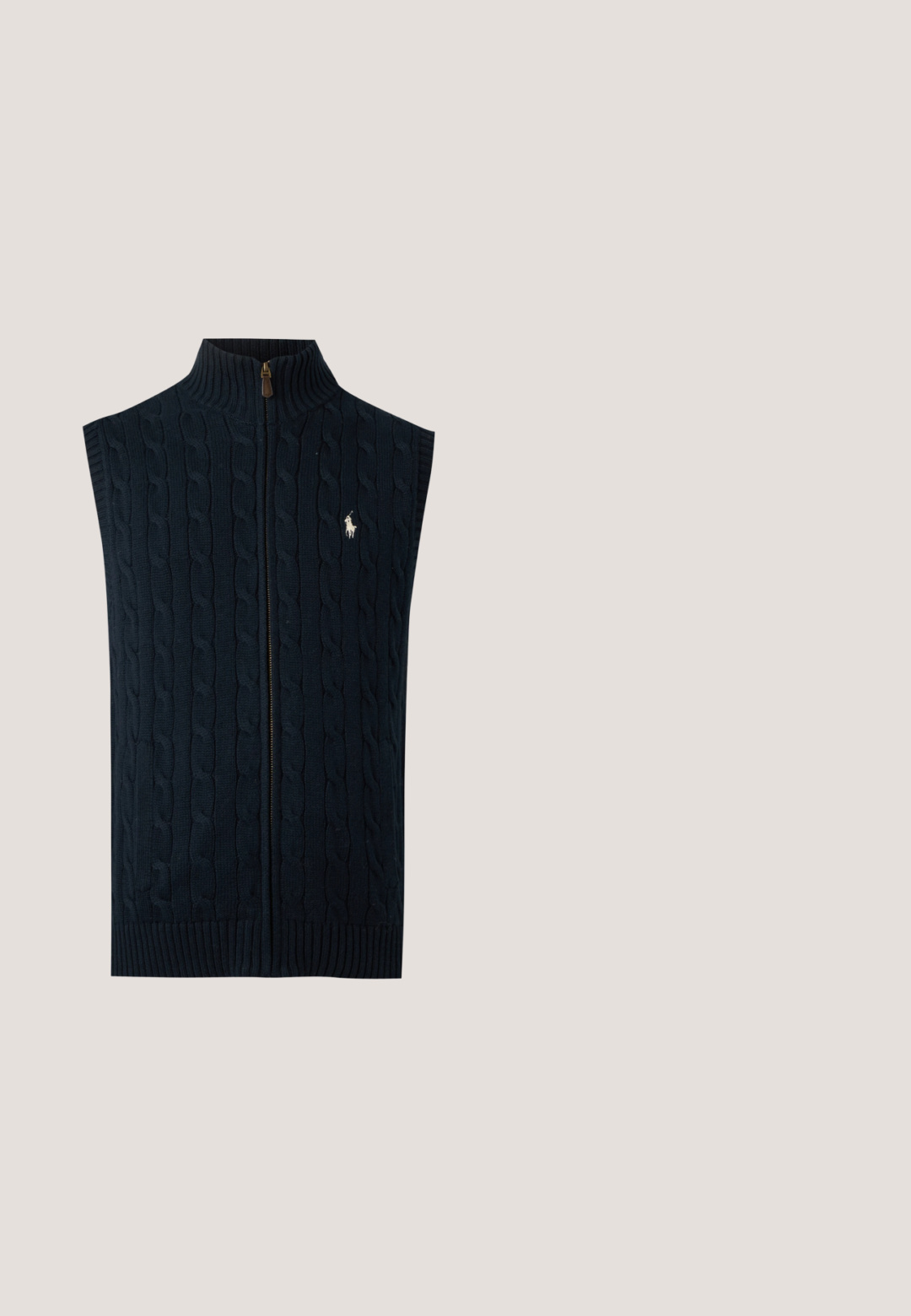Chaleco azul marino sin mangas de punto con trenza, cuello alto acanalado y cremallera frontal, con pequeño logo bordado en blanco de jugador de polo en el pecho.; Camisa azul claro de manga larga con botones, cuello abotonado y pequeño logo bordado de Polo Ralph Lauren en el pecho izquierdo.; Pantalones de vestir azul marino para hombre con trabillas para cinturón, bragueta con cremallera y bolsillos laterales, extendidos planos sobre un fondo blanco.; Mocasín de cuero negro con suela gruesa estriada y pequeña etiqueta verde "Polo" en el lado exterior cerca del talón.; Gafas de sol rectangulares negras con lentes grises, acabado mate y un acento plateado en las patillas. Diseño minimalista, aspecto moderno.; Cinturón de cuero negro con hebilla rectangular negra y logo en relieve en la trabilla, enrollado sobre un fondo claro y liso.