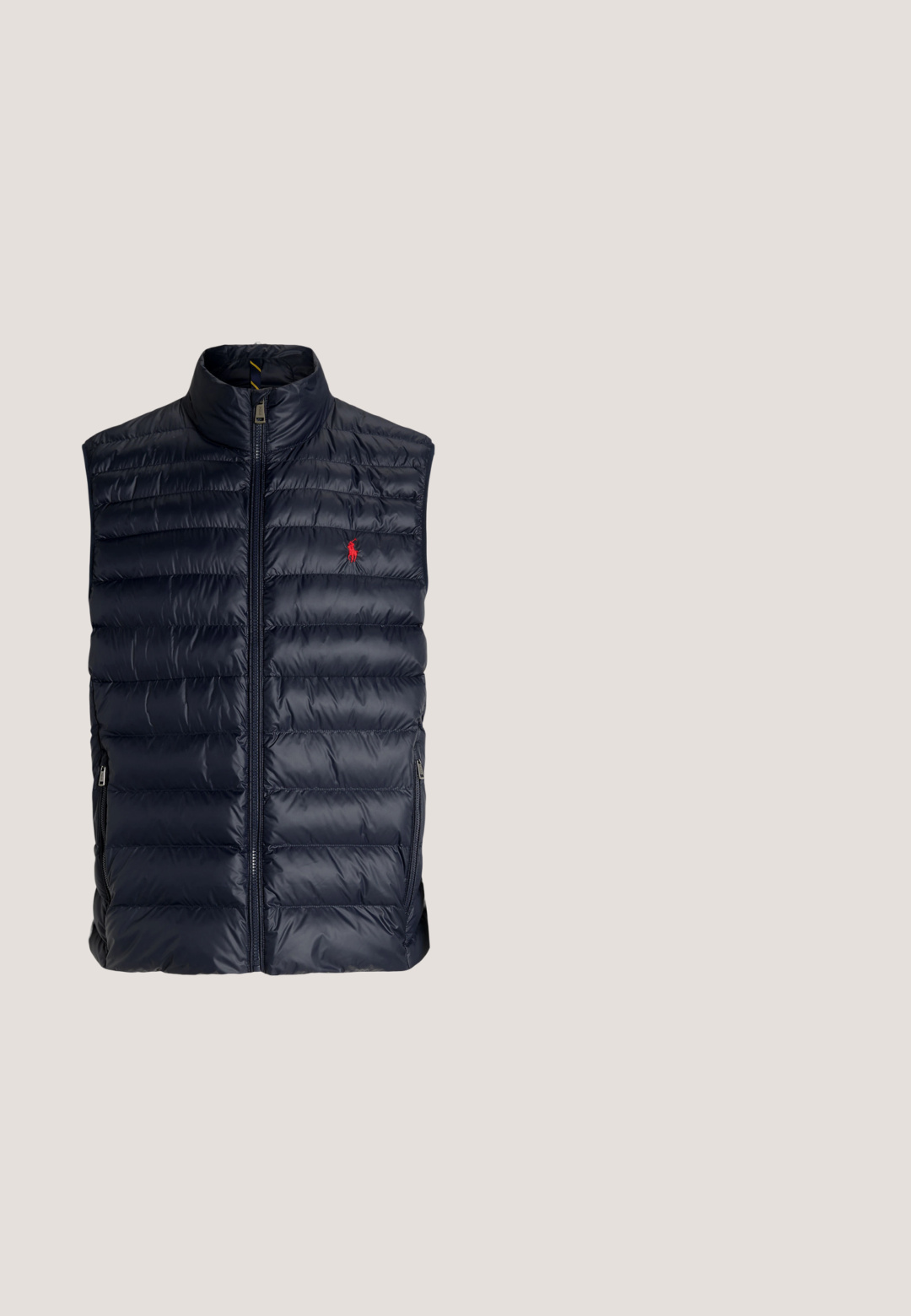 Tumes puffer vest kõrge kaelusega, täispikk tõmblukk ja väike punane logo. Omab horisontaalseid tikandeid ja tõmblukkudega küljetaskuid.; Tumesinise laevastiku sinine ümmarguse kaelusega sviiter, mis on valmistatud puuvillast, ribaga mansettide ja hemiga, rinnal on väike tikandiga logo.; Valge pikkade varrukatega nööpidega särk nööbitava kraega ja väike tume Polo Ralph Laureni logo vasakul rinnal.; Mustadest chinos'itest, otse jalgadega sobivused, valmistatud puuvillase segu kangast, millel on lukuga lend, vöökohad ja küljetaskud. Sile tekstuur.; Mustast nahast libisev loafer ümarate ninaga ning õmblustega detailidega külgede ja ülaosa ümber, näidatud külje pealt valgel taustal.; Mustast nahast vöö musta ristkülikukujulise luku ja reljeefse polo mängija logoga.