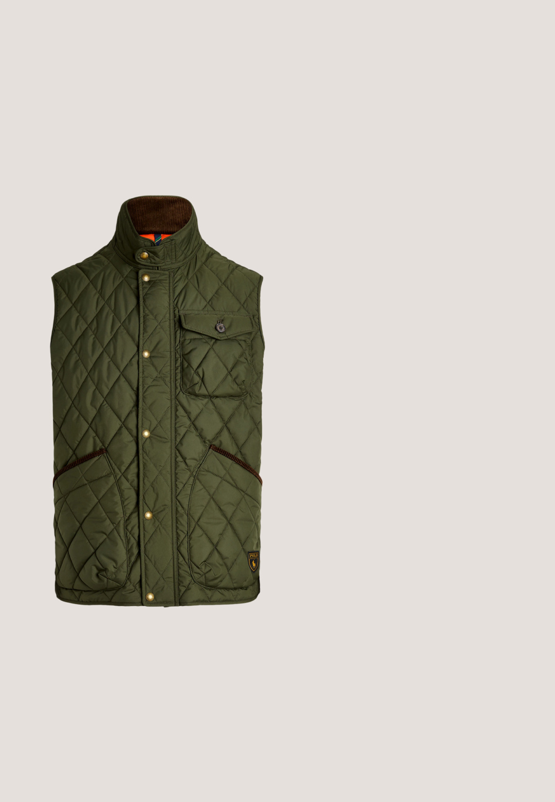 Ærmeløs quiltet olivengrøn vest med trykknapper, høj krave, klaplomme på brystet, to nederste lommer og brune kantdetaljer.; Lysegrå hættetrøje med frontlomme, "Ralph Lauren" tekst, blåt polo-spillerlogo, et rødt og gyldent våbenskjold og nummer 3 på venstre ærme.; Marineblå t-shirt med korte ærmer og rund hals med lille rødt Polo Ralph Lauren-logo på venstre bryst.; Mørkeblå slim-fit jeans med subtil falmning på lårene, fem-lomme-design og knaplukning ved taljen.; Marine sneaker med en kombination af glat læder og ruskind overdel, hvid gummisål og kontrasterende hvide snørebånd med logoaccent på siden.; Tan canvas messenger taske med to front lynlåslommer, sorte læderhåndtag og en justerbar skulderrem.