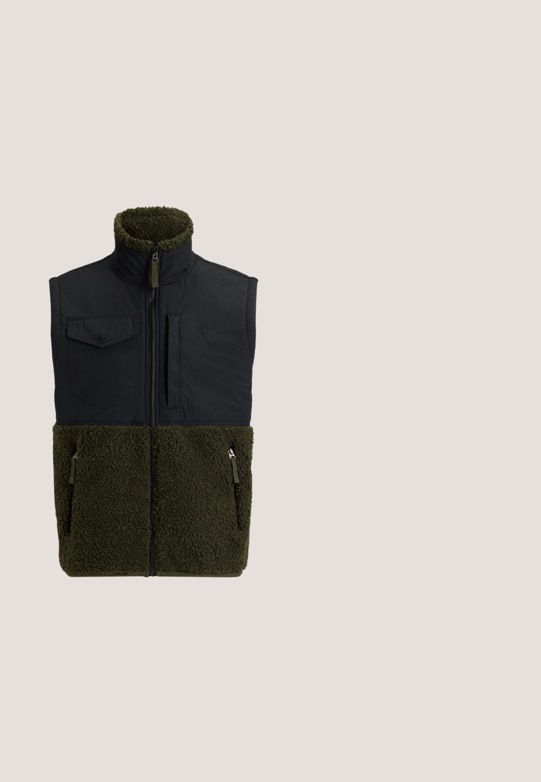 Dunkel marineblaue Weste mit hohem Kragen, unterer Teil aus olivgrünem Fleece, zwei Fronttaschen und Reißverschluss. Strukturierte und isolierte Ausführung.; Polo Ralph Lauren LOGO DOUBLE-KNIT HOODIE - Kapuzenpullover - beige; Braunes Ralph Lauren T-Shirt mit weißem Polo-Spieler-Logo, Schriftzug „Ralph Lauren“, einem Wappenemblem auf der linken Brust und der Nummer 3 am rechten Ärmel.; Braune Cordhosen mit einem elastischen Bund und Zugband, seitlichen Taschen und geraden Beinen mit strukturiertem Rippenmuster.; Braune Wildleder-Stiefeletten mit einer weichen Textur, ausgestattet mit olivgrünen Akzenten, goldenen Beschlägen und einer leichten Gummisohle. Mit abgerundetem Zehenbereich.; Dunkelgrüne Tragetasche mit braunen Ledergriffen, bestickt mit einem Bären, der Tennisschläger hält und dem Text "Polo Bear by Ralph Lauren".