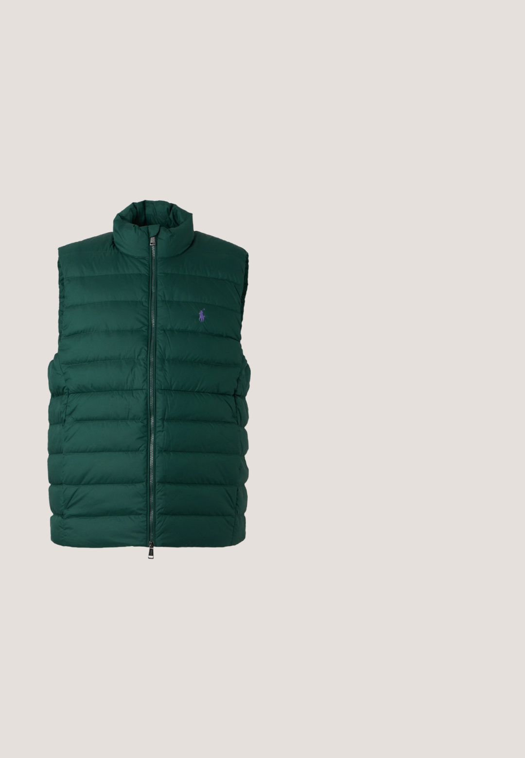 Donkergroene gewatteerde mouwloze jas met een ritssluiting aan de voorkant en een klein paars geborduurd logo op de linkerborst.; Bordeaux kabelgebreide trui met ronde hals, lange mouwen en een klein groen Polo Ralph Lauren-logo op de borst.; Witte lange mouwen knoopshirt van katoen. Heeft een klassieke kraag, normale pasvorm en een klein marineblauw logo op de borst.; Groene corduroy broek met rechte pijpen, riemlussen, zijzakken en een knoopsluiting op een lichte achtergrond.; Bruine suède sneaker met witte veters en hiel, rubberen zool en gouden Ralph Lauren paardenlogo op de zijkant.; Zwarte rechthoekige tote tas met korte handvatten, een lange schouderband aan de zijkant en een klein geborduurd polo speler logo middenvoor.