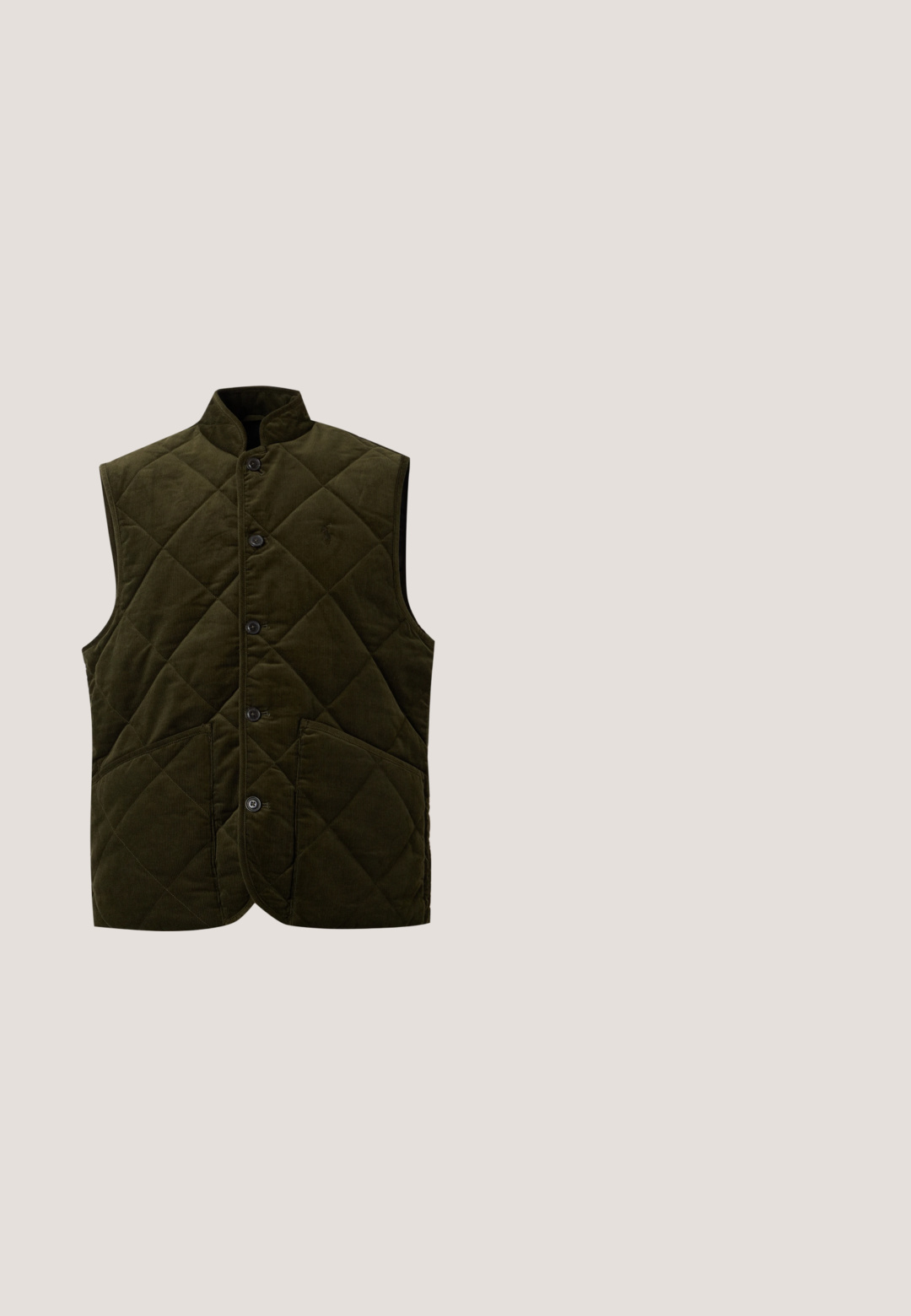 Chaleco acolchado sin mangas de color verde oscuro con cuello alto, cierre de botones y dos grandes bolsillos delanteros sobre un fondo liso.; Camisa blanca de manga larga con botones, con finas rayas verticales y pequeño logo bordado en el pecho, exhibida extendida sobre un fondo claro.; Pantalones beige de pierna recta con trabillas para cinturón, cremallera frontal y bajos con vuelta, mostrados sobre un fondo claro y liso.; Mocasín de hombre de ante marrón con detalles de costura, una ranura para monedas en la parte superior y suela de goma oscura.; Gafas de sol rectangulares negras con lentes verde oscuro y un pequeño logo de Polo en la patilla, colocadas sobre un fondo blanco.; Cinturón de cuero en un rico color marrón con una textura suave. Presenta una hebilla de metal dorado y un detalle de logo en relieve. Cuenta con múltiples agujeros para ajustar el tamaño.