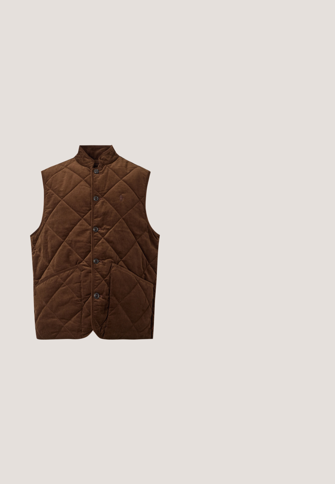 Veste sans manches matelassée marron avec col montant, fermeture devant à boutons et deux grandes poches avant.; Sweat à capuche noir avec Polo Bear en smoking tenant les rênes d’un cheval, texte « POLO BEAR by RALPH LAUREN » sous le graphique.; Chemise bleu clair à manches longues avec rayures verticales blanches et petit logo Polo Ralph Lauren brodé sur la poitrine.; Pantalon beige en coton à jambes droites, avec poches avant, passants de ceinture, fermeture par bouton et braguette zippée, présenté à plat sur fond blanc.; Baskets basses blanches avec une bande verte et le logo Polo sur le côté, languette de talon verte et lacets blancs, vues de côté gauche sur fond uni.; Sac fourre-tout bleu marine avec poignées noires et bandoulière réglable, arborant un petit logo joueur de polo argenté centré à l'avant.
